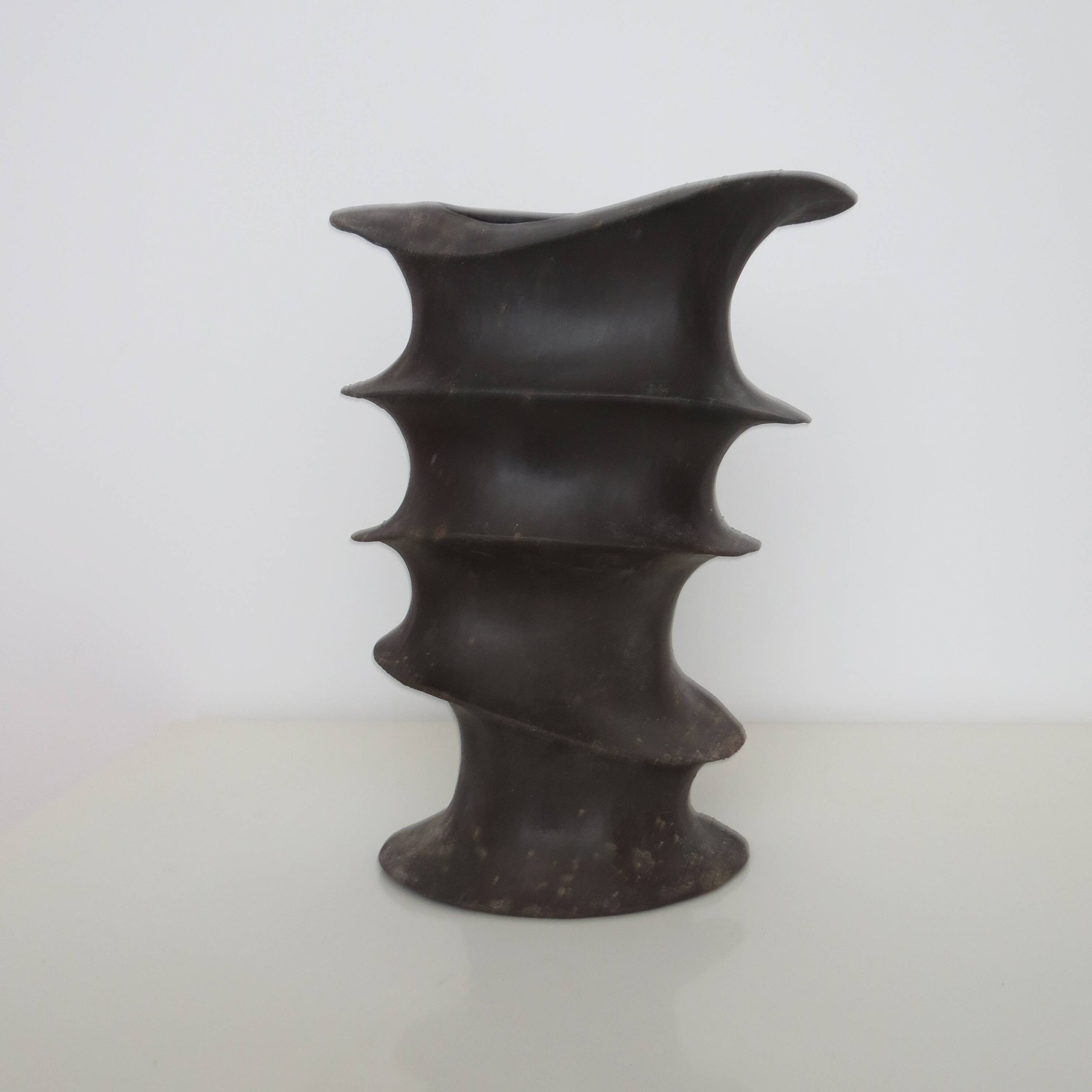 Vase sculptural de forme libre des années 1970