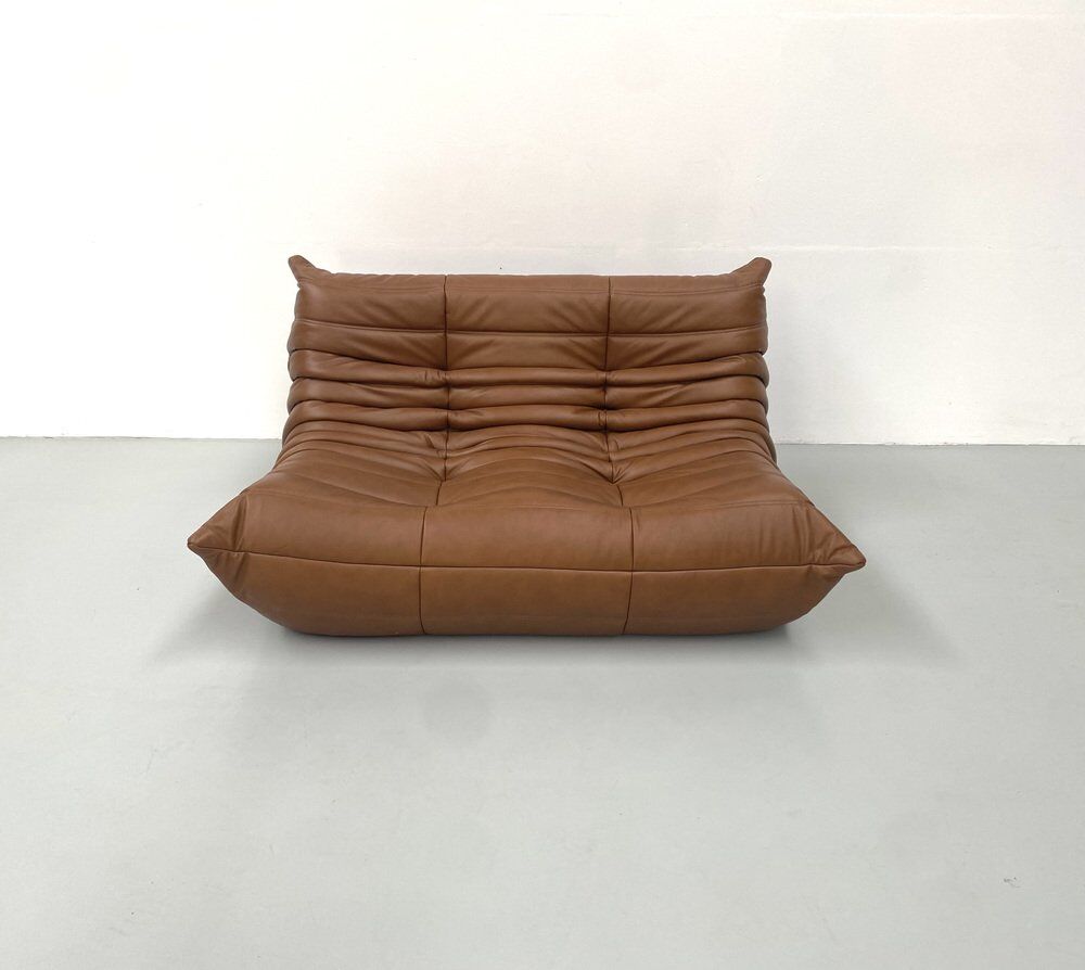 Canapé Togo en cuir marron moyen attribué à Michel Ducaroy pour Ligne Roset.