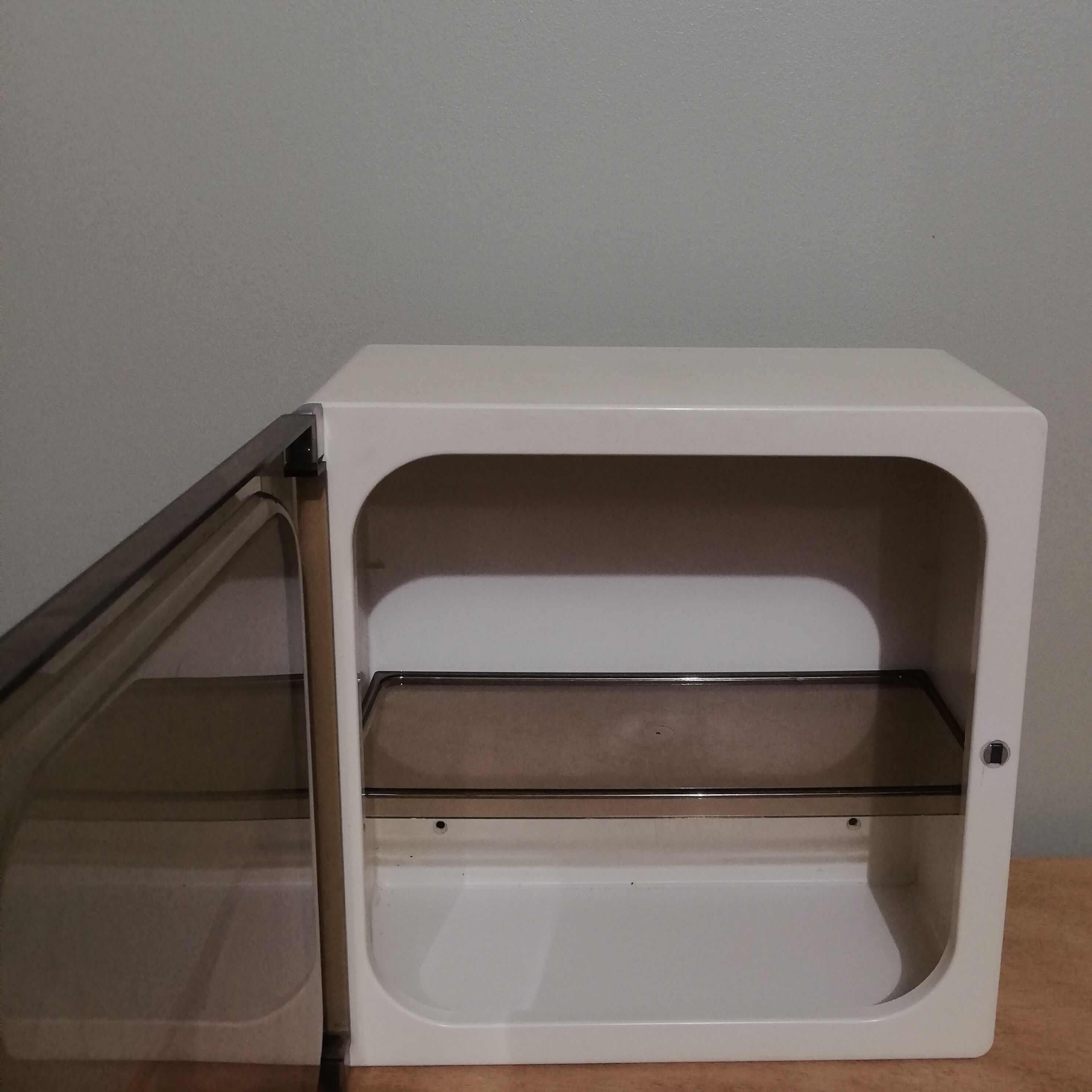 Vintage medicine cabinet in Bakelite and Plexiglas