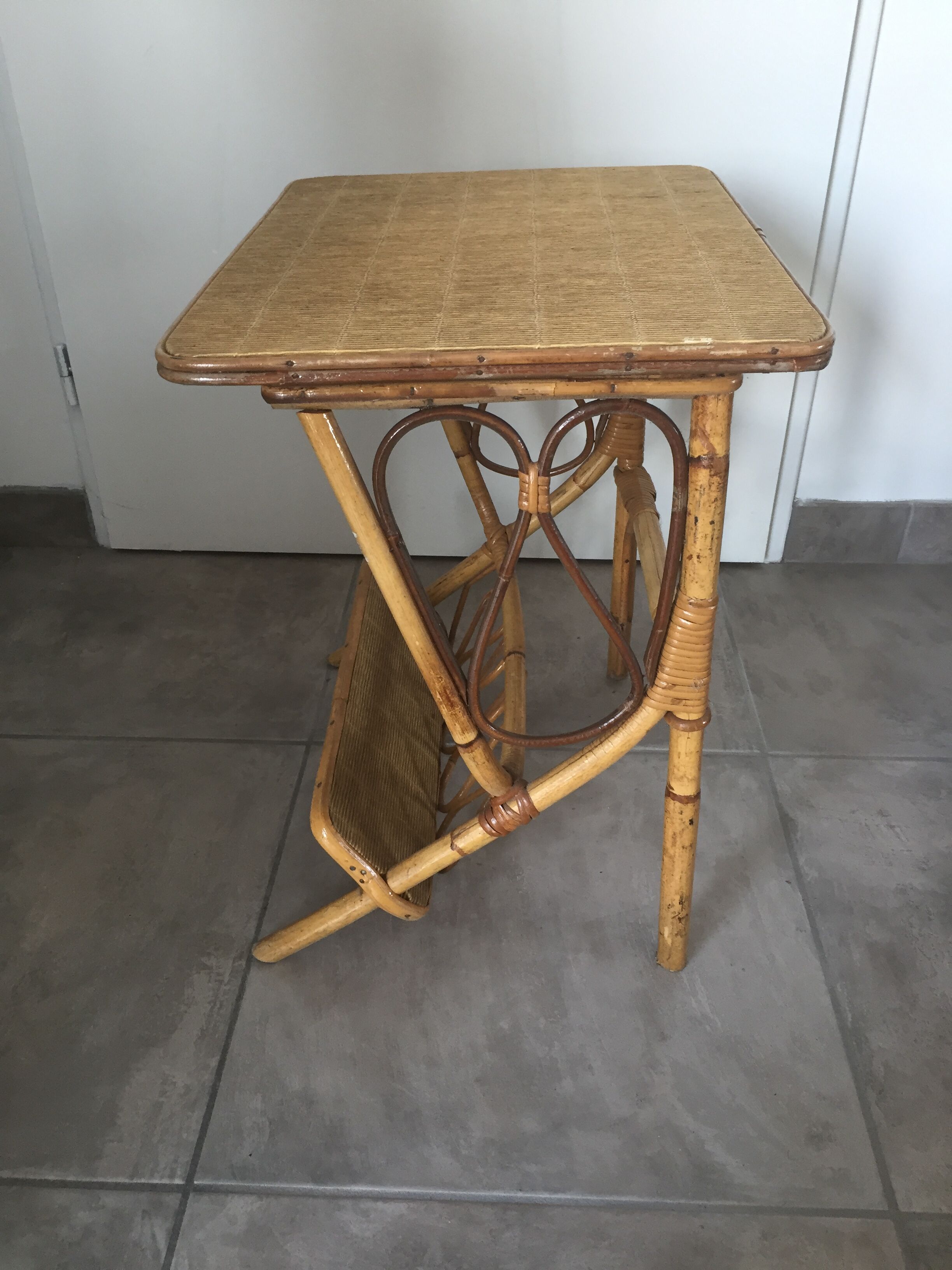 Table de chevet en rotin vintage