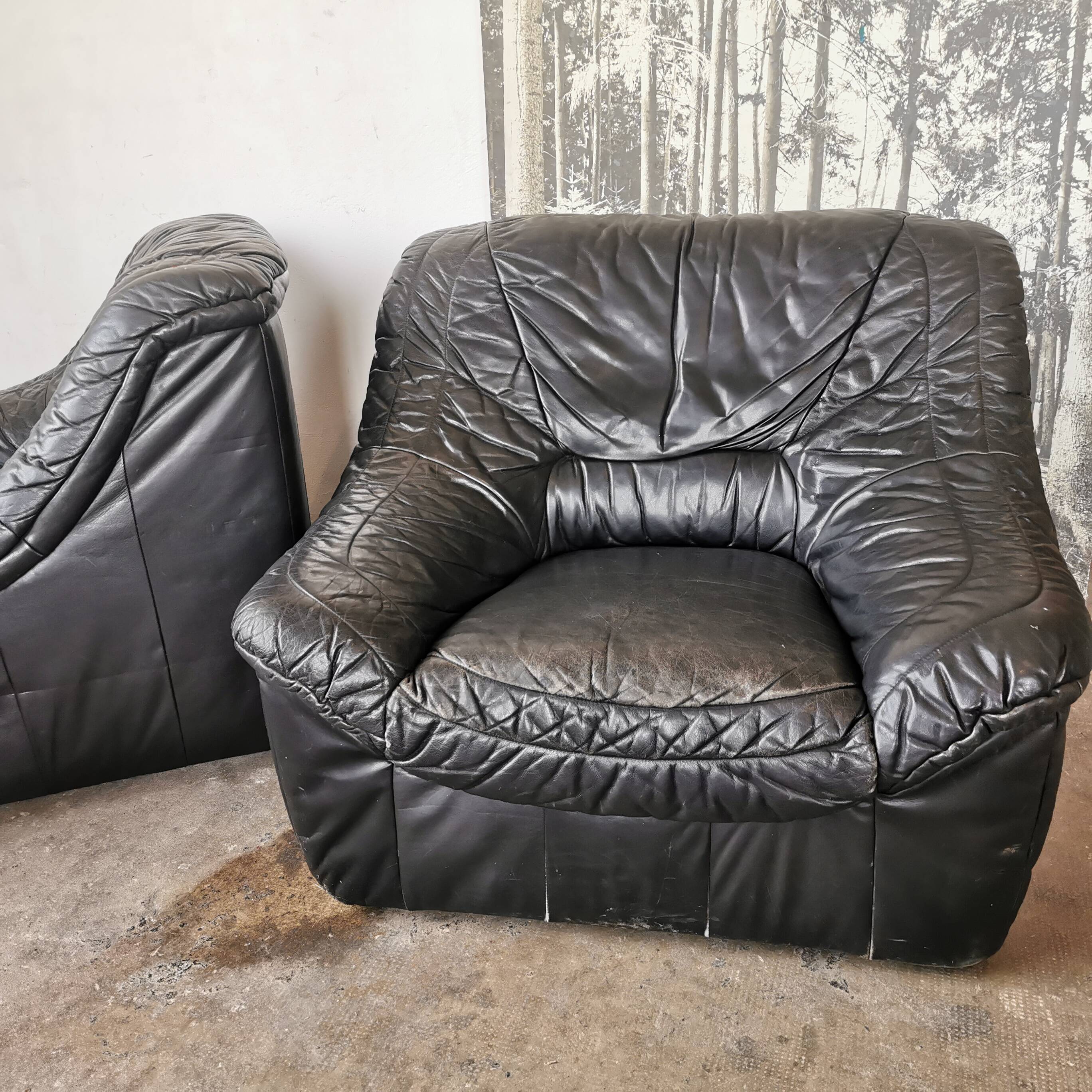 Pair of black leather armchairs from the 80s