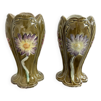 Vases en barbotine, paire, Art Nouveau, faïencerie DE BRUYN, signés, numéro