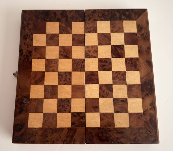 Ancien jeu d'échec en bois avec coffret bois pliant.