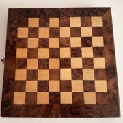 Ancien jeu d'échec en bois avec coffret bois pliant.