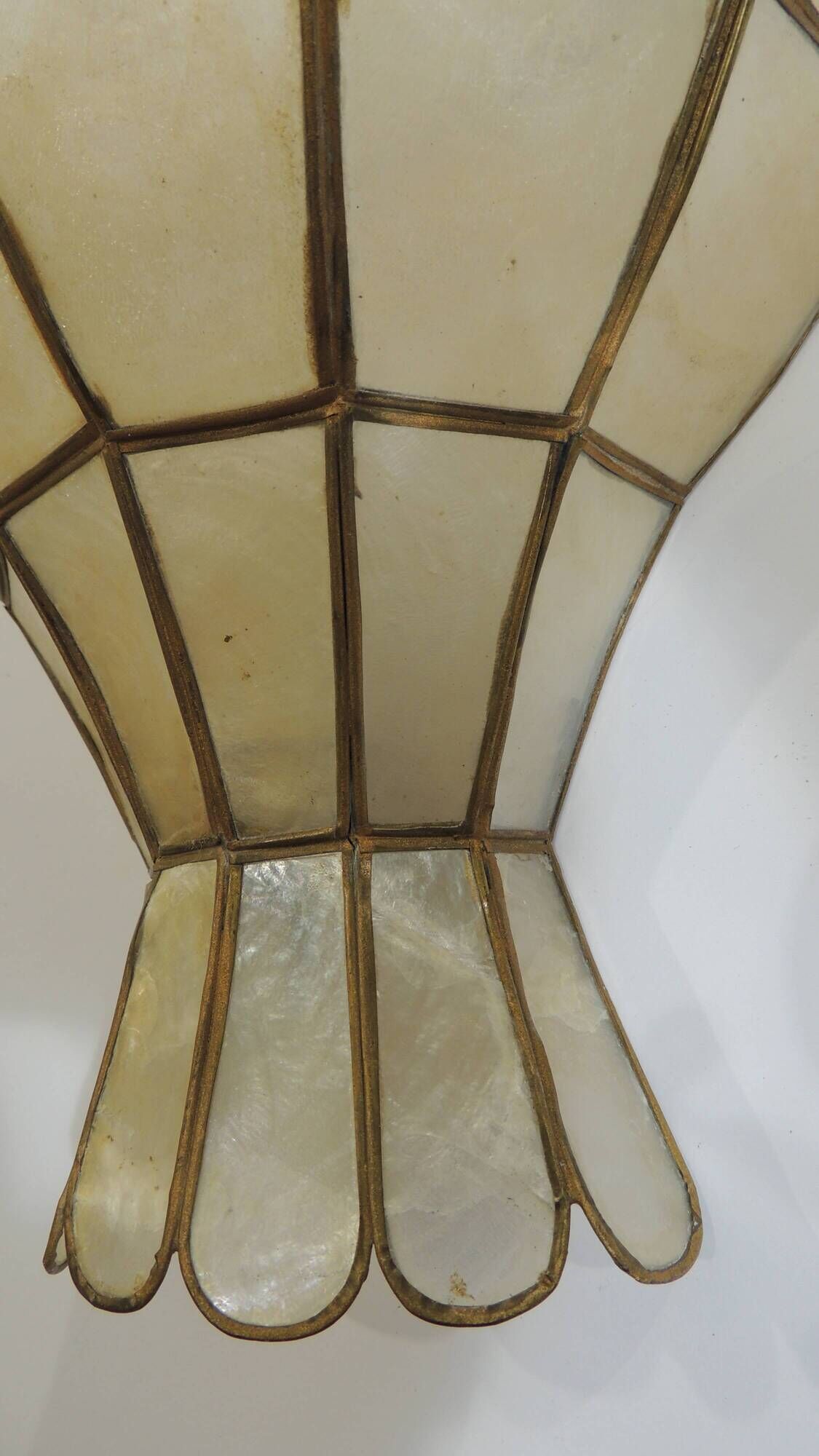 Pair of vintage mother-of-pearl and brass wall sconces – Floral shape