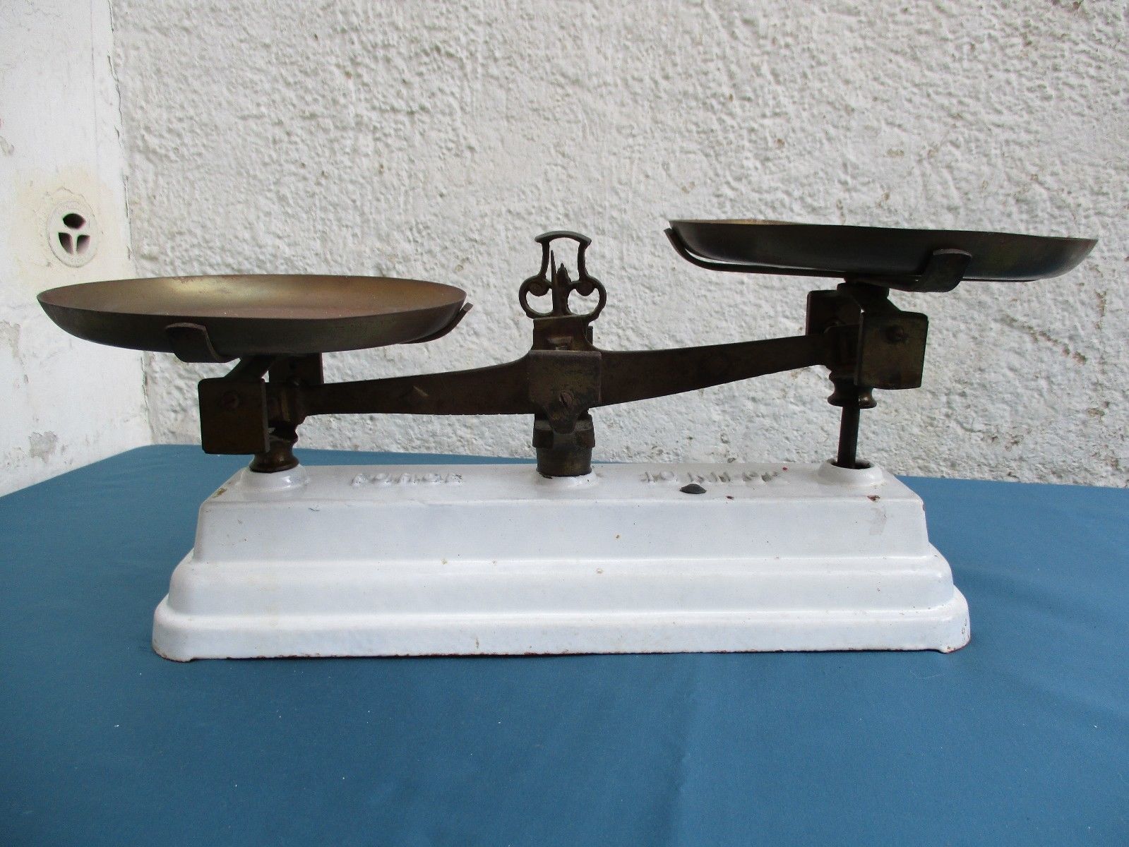White enamelled cast-iron roberval balance