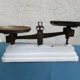 White enamelled cast-iron roberval balance