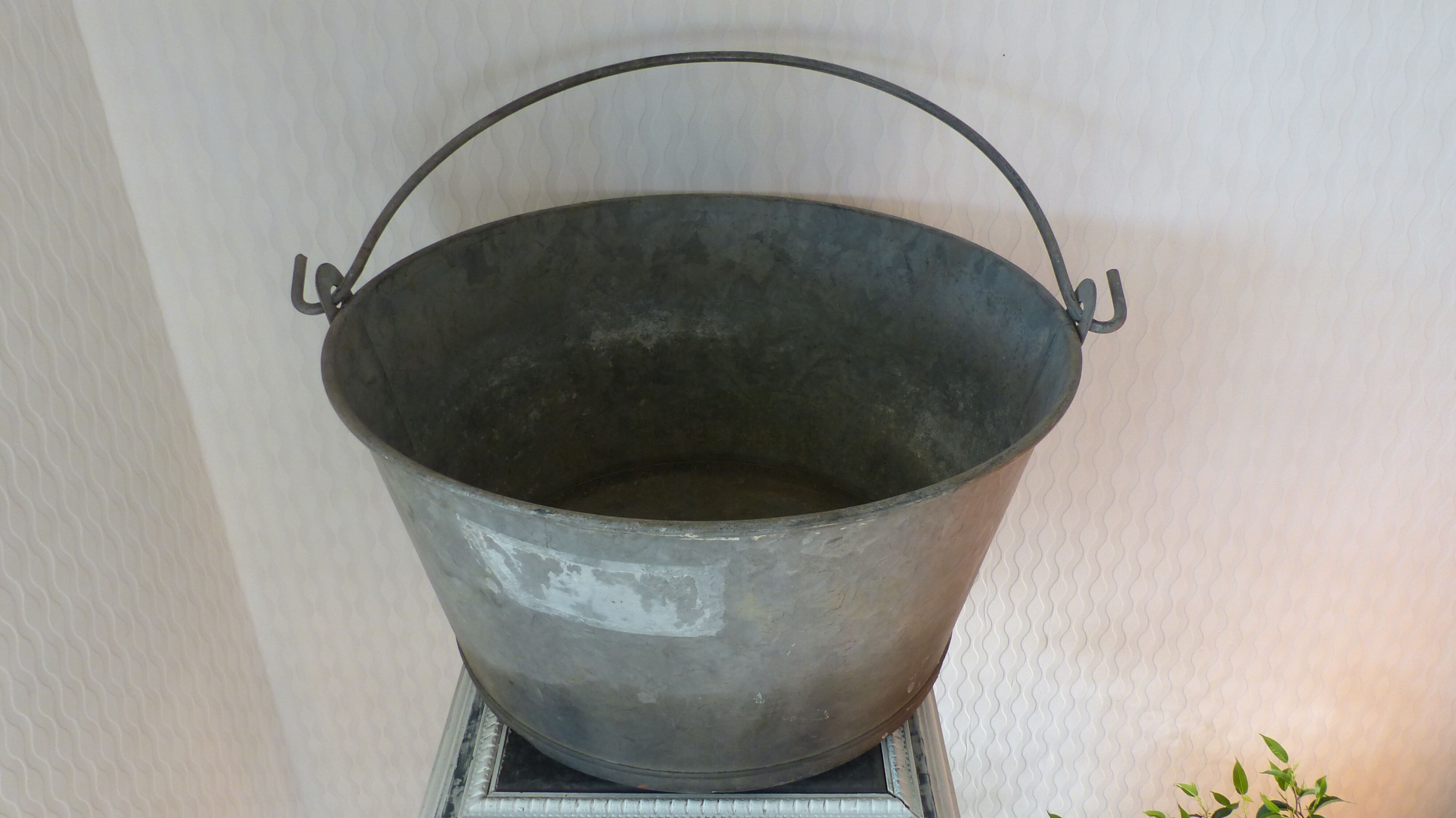 Zinc bucket