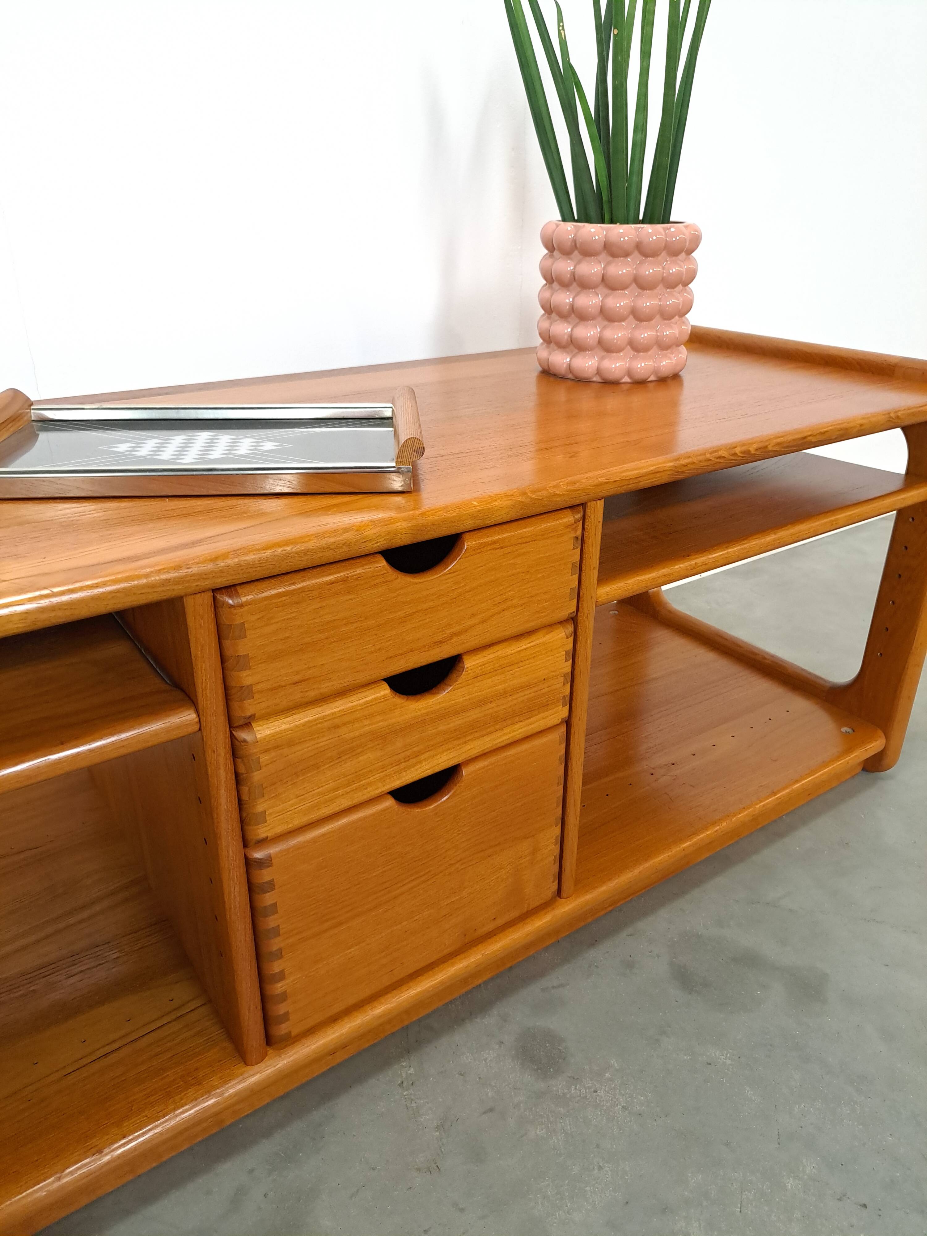 Deens design teck Dyrlund cd tv meuble vintage