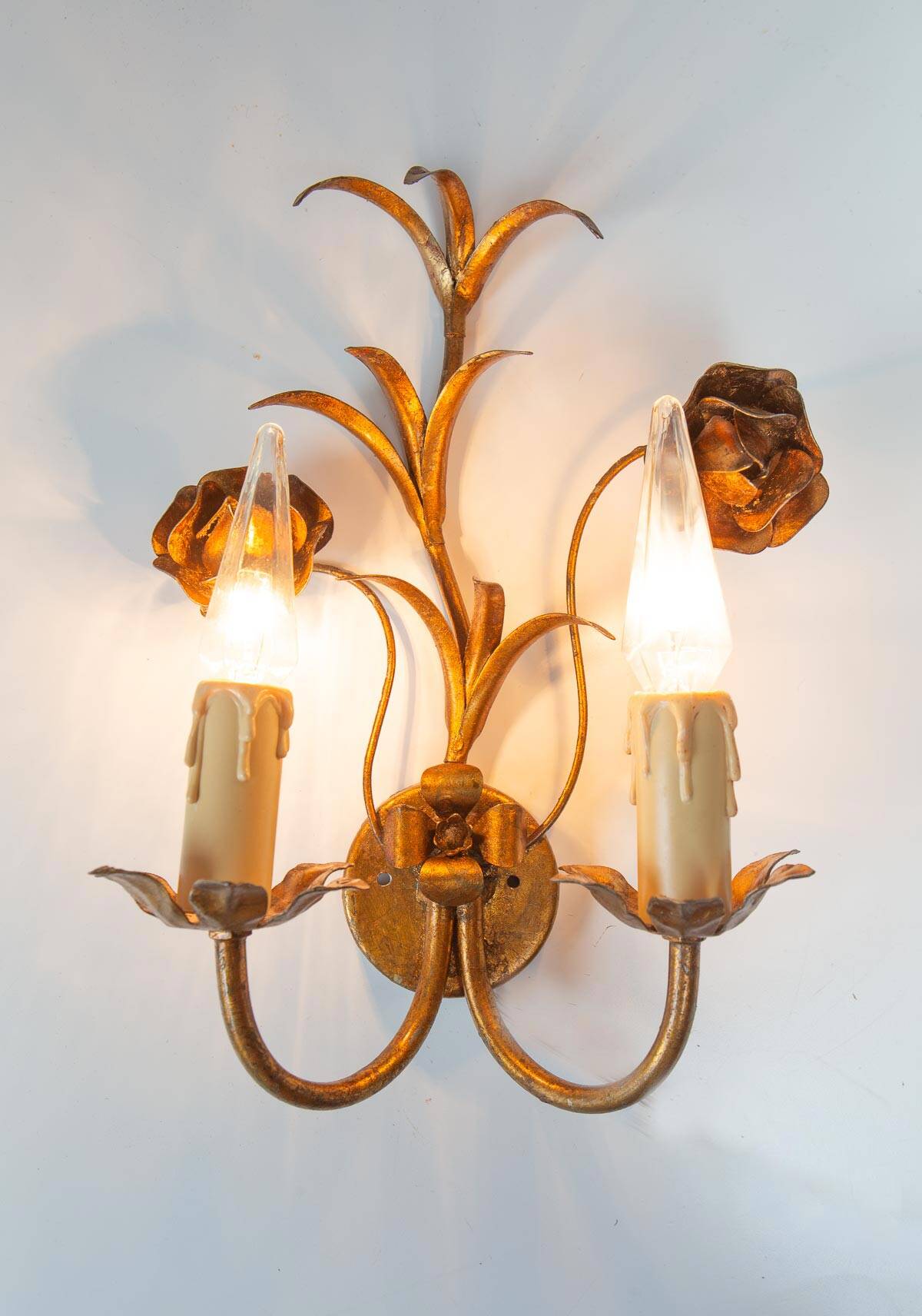 Vintage wall light in gold metal with flower and leaf decoration