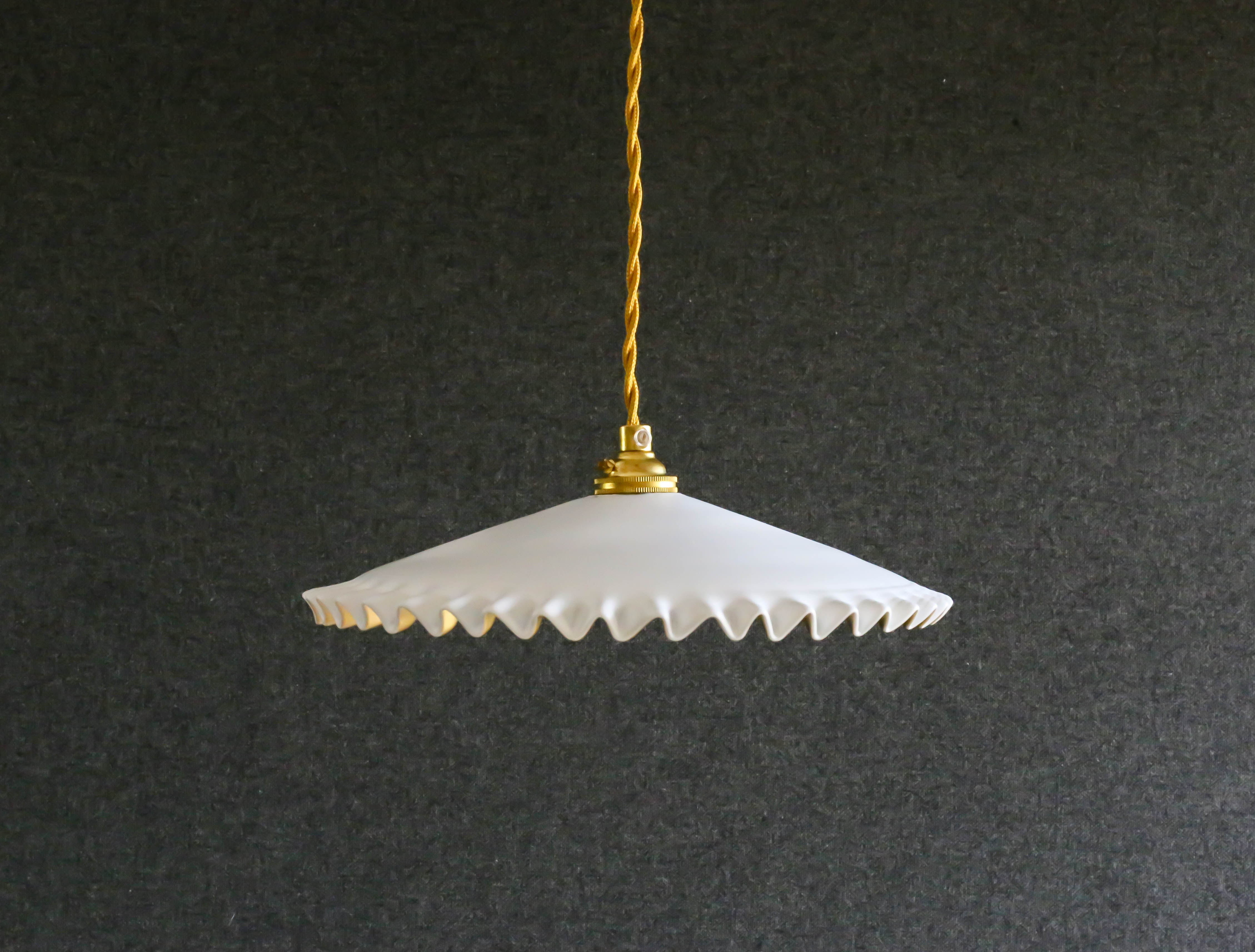 Pendant lamp in opaline
