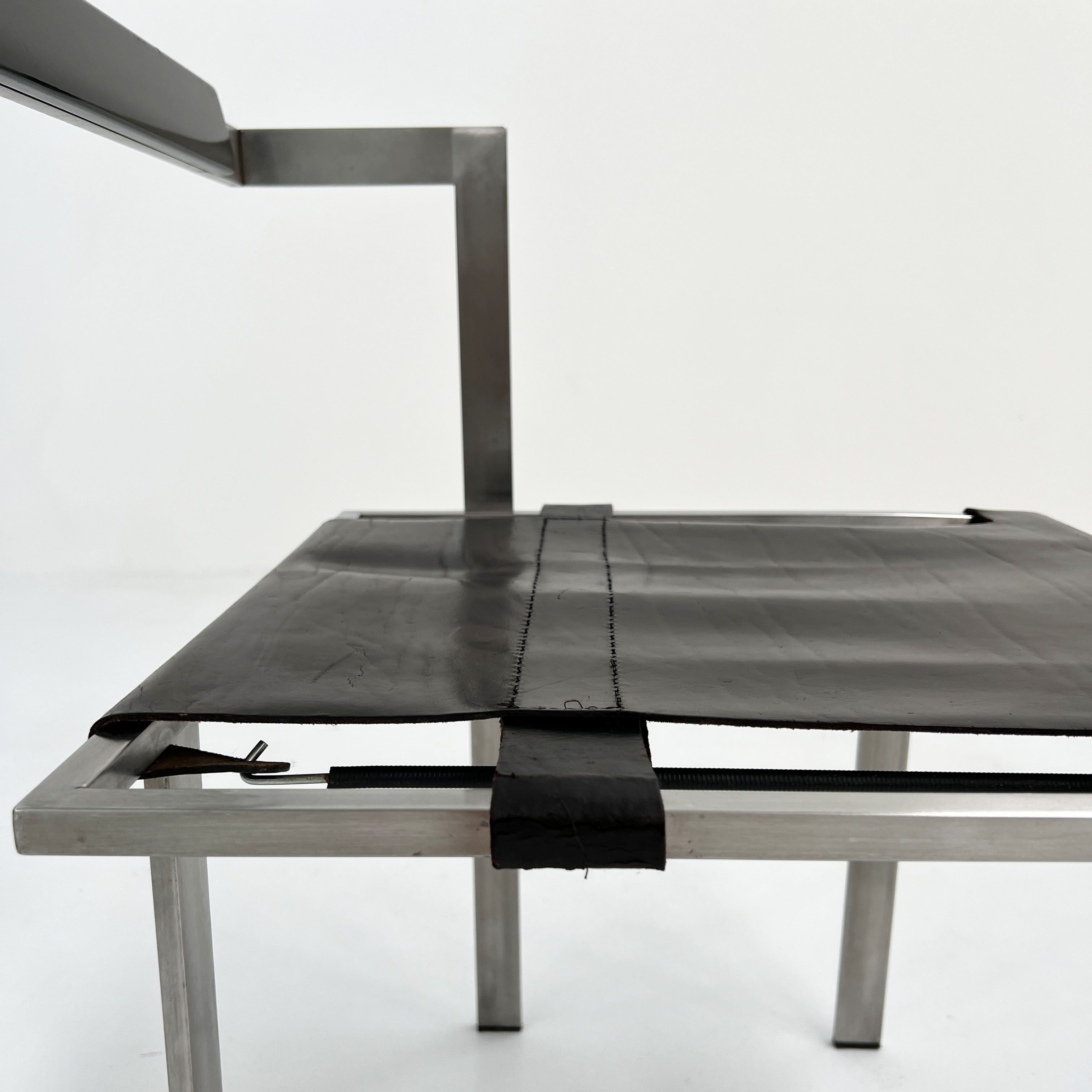 Chaise géométrique  en cuir et chrome, 1980s