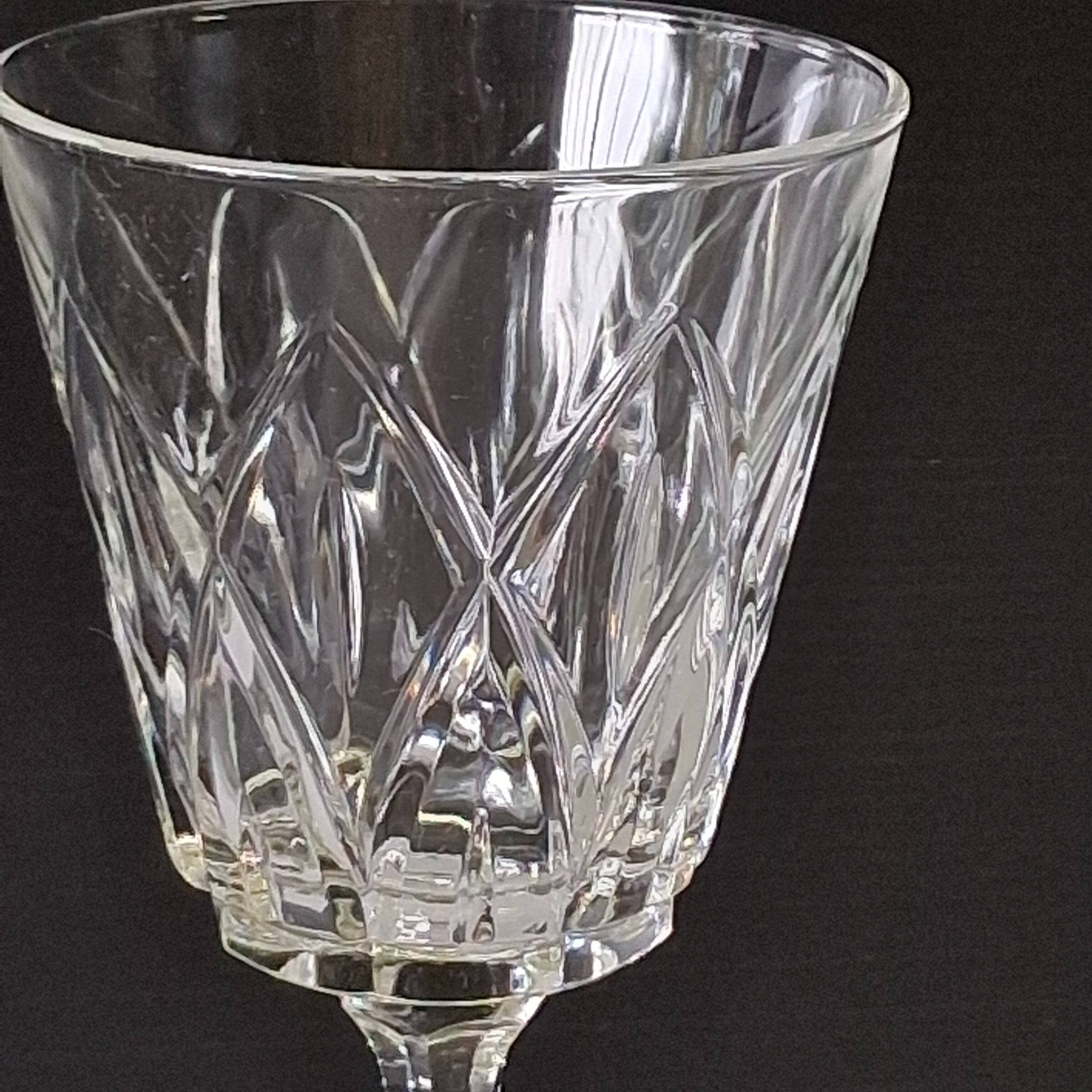 6 large wine glasses in semi-crystal from VMC in good condition.