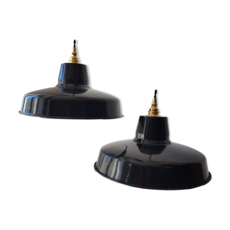 Duo of suspensions in enamelled sheet metal