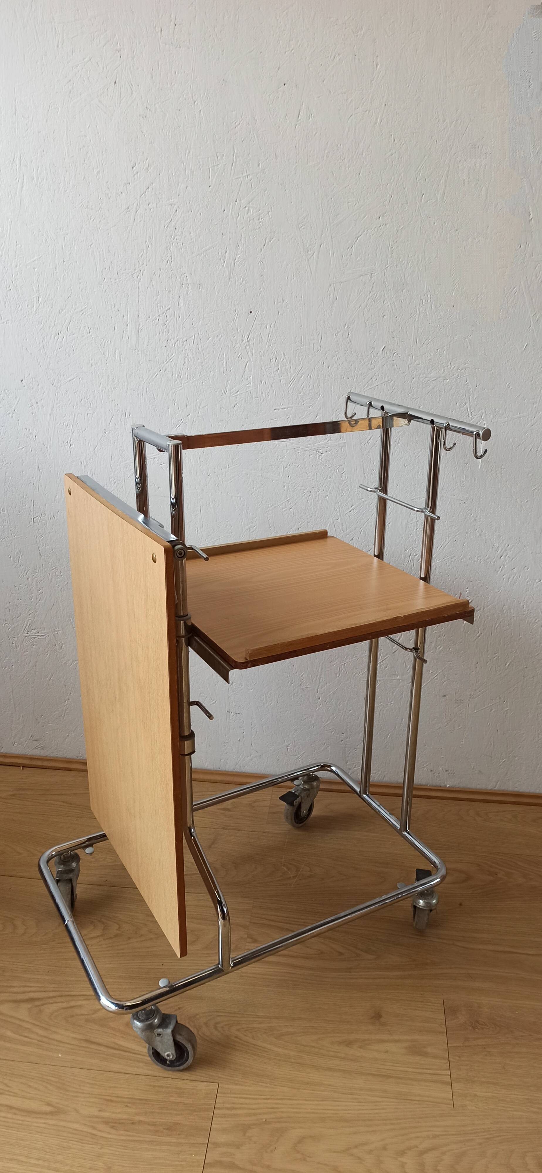 Chariot table pliante sur roulettes années 70.