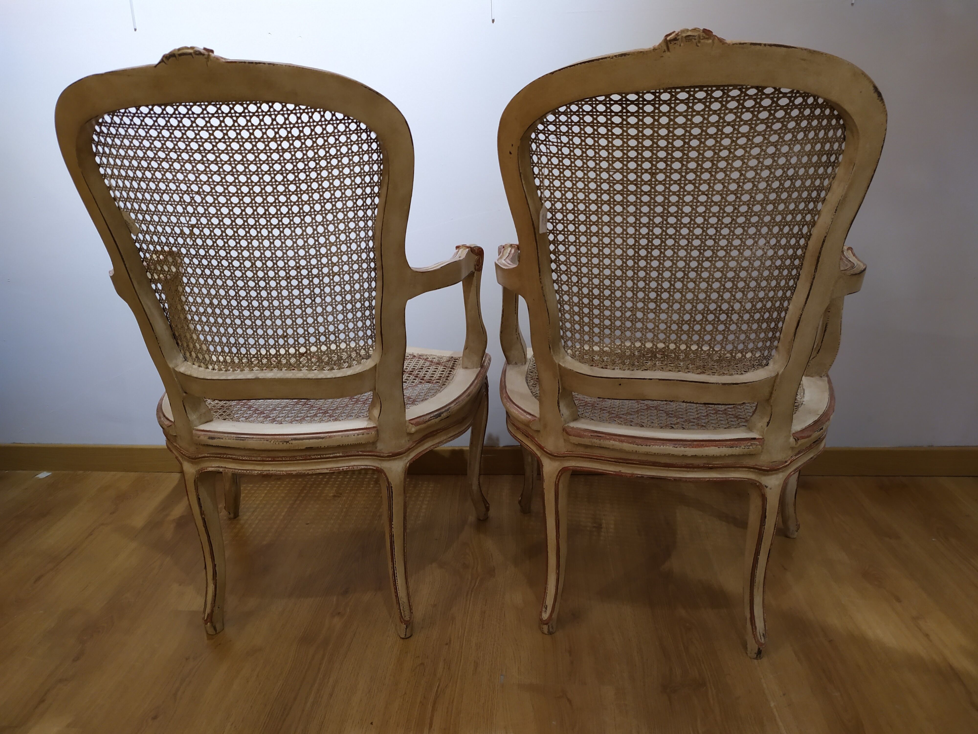 Paire de fauteuils cannés de style louis XV