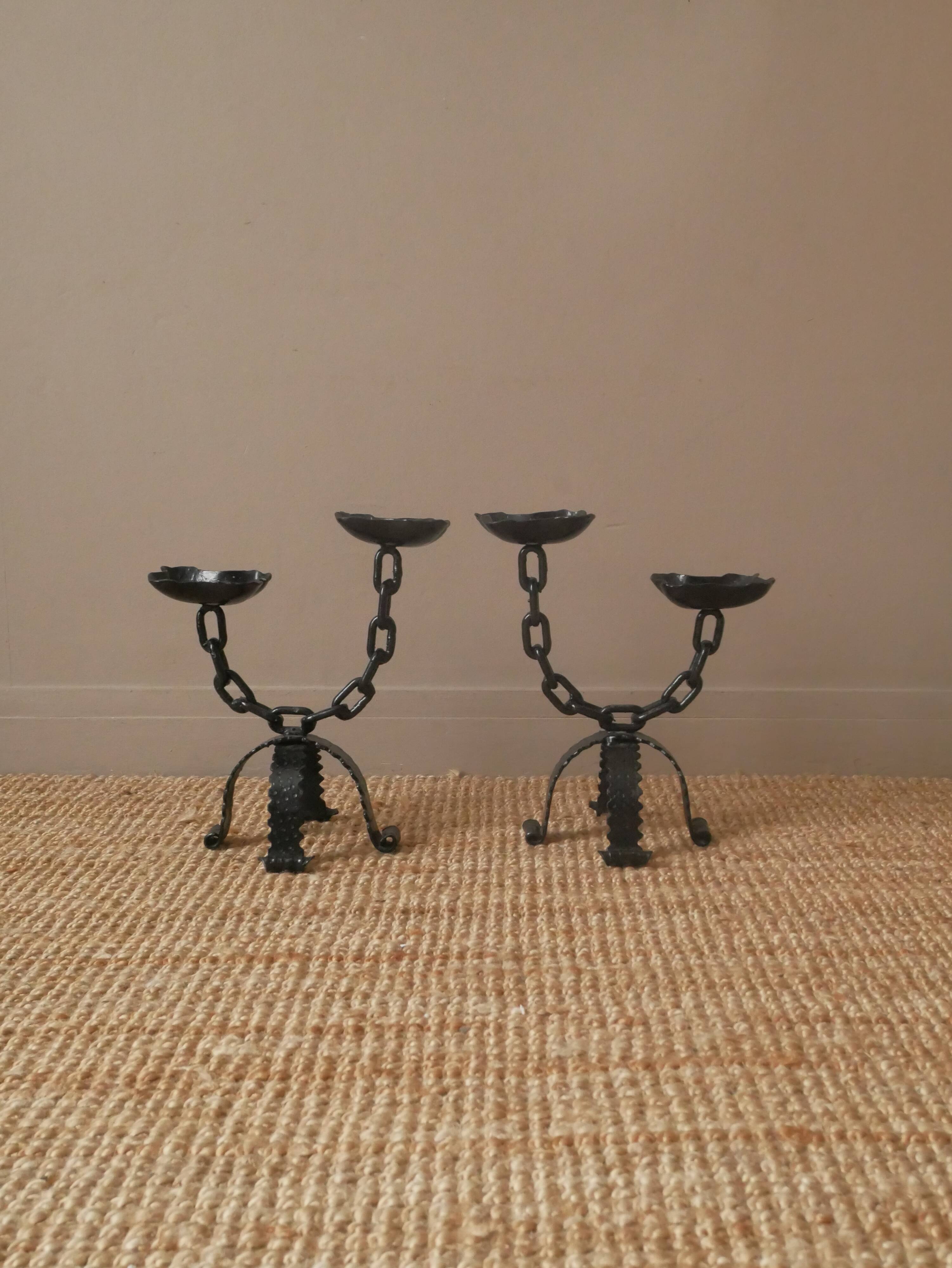 Paire de bougeoirs en fer forgé chaîne design brutaliste fabrication artisanale en métal chandelier