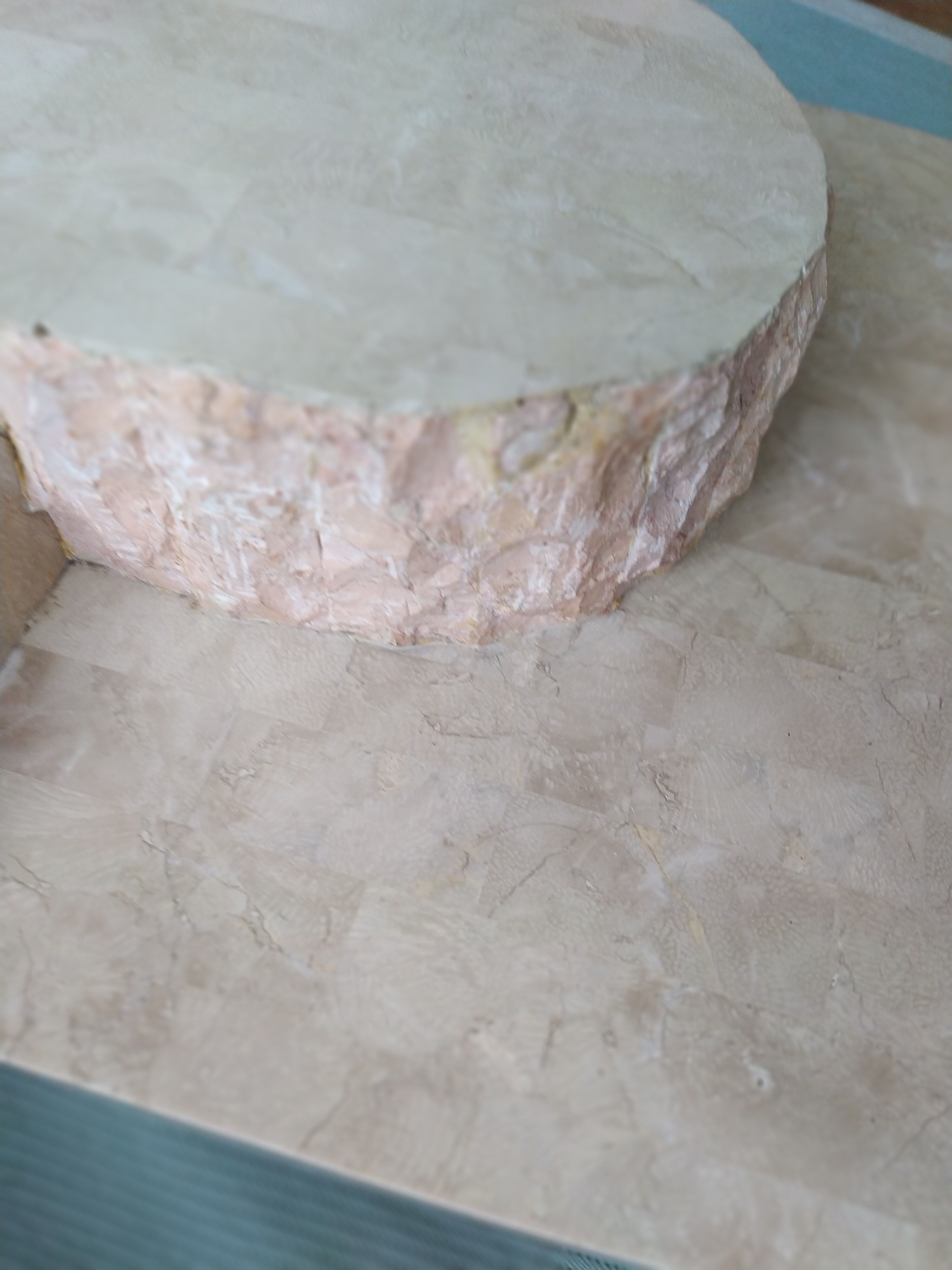 Oval coffee table in stone and marble