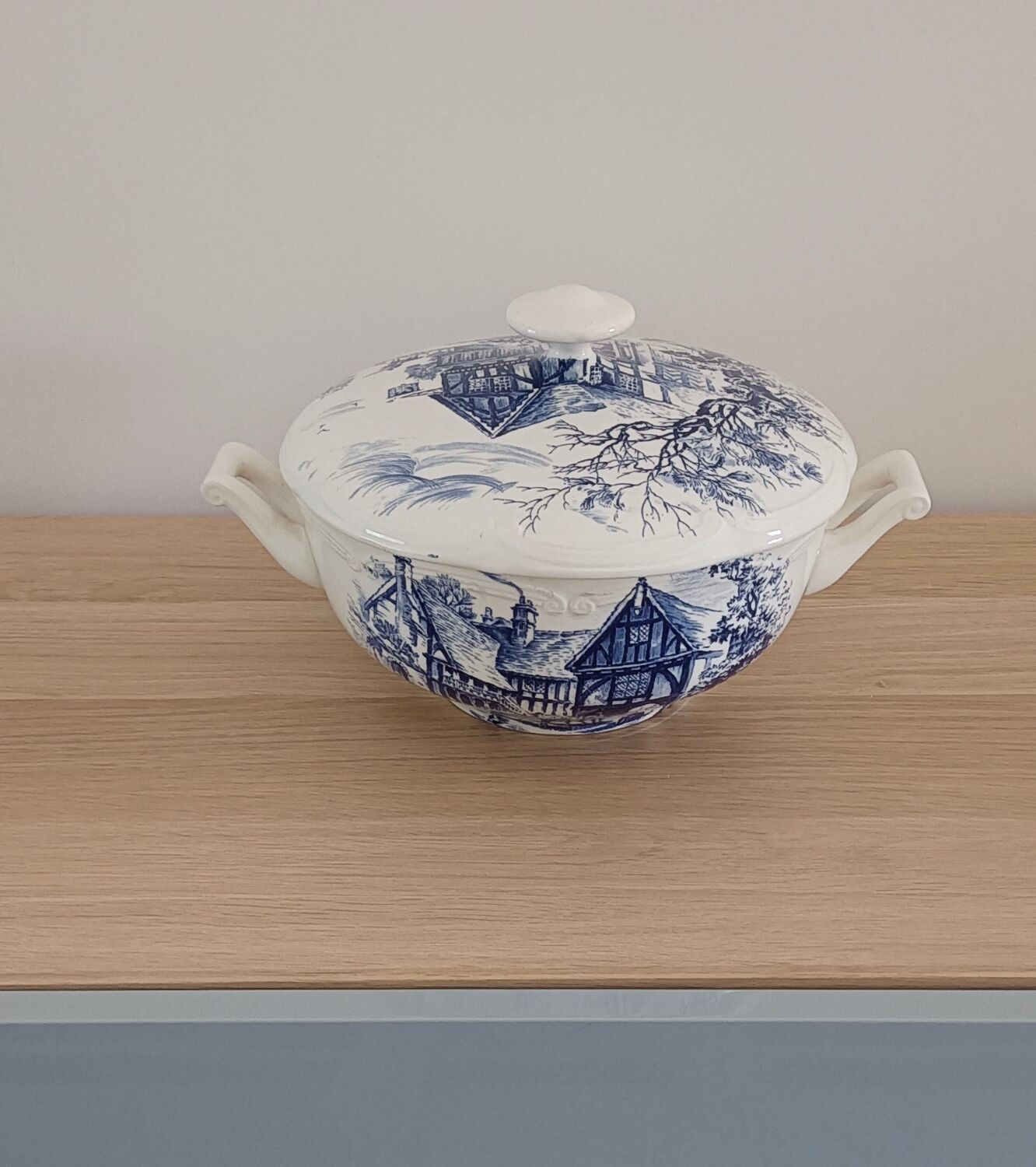 Tiled tureen Gien Wedgwood blue décor