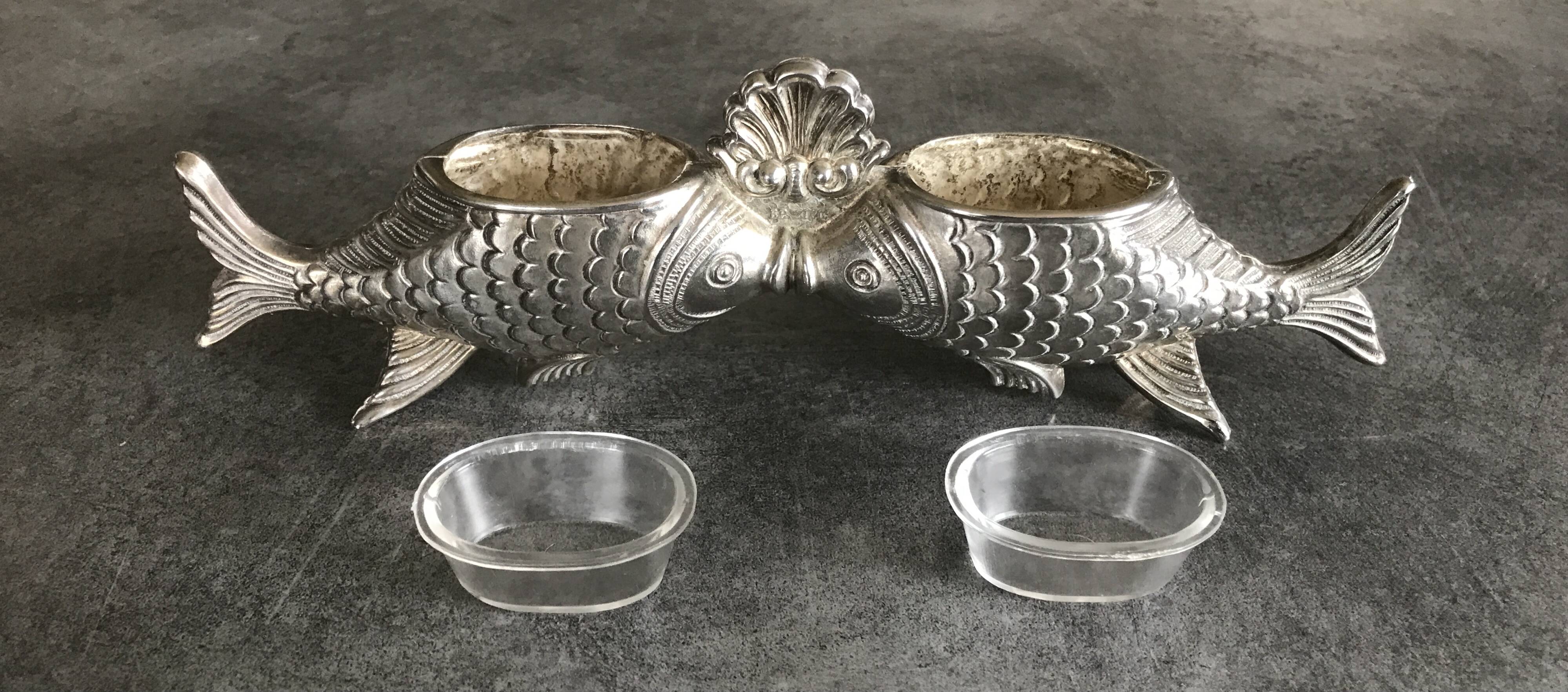 Salt and pepper shaker holder with a pair of fish in metal, Italian design