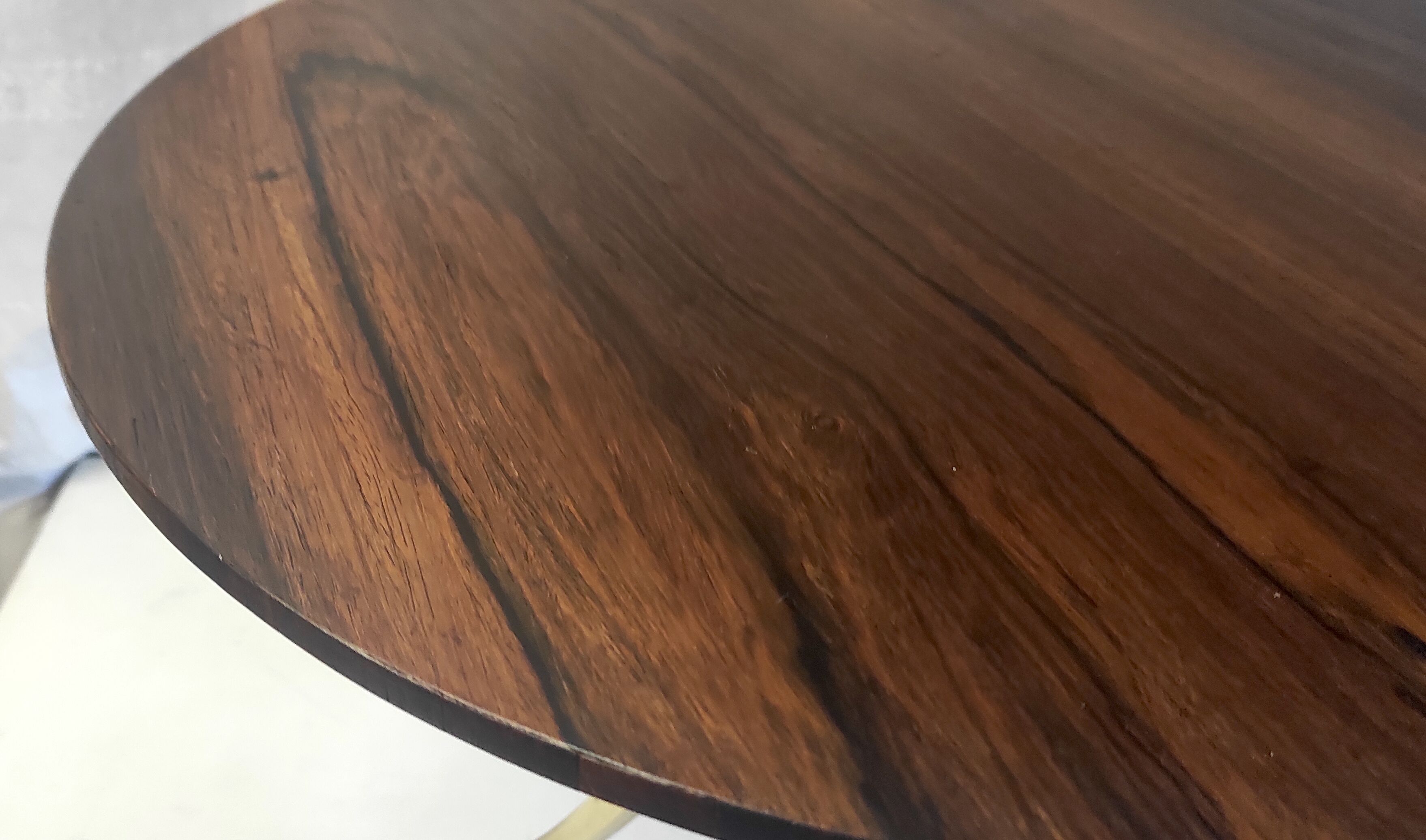 Tripod round coffee table in gilded brass and rosewood – 60s/70s