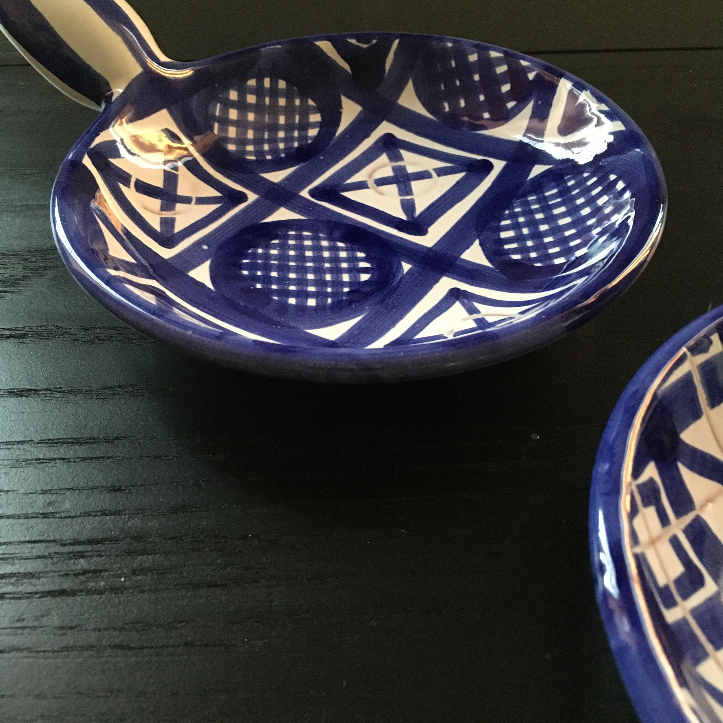 Paire de caquelons décor bleu