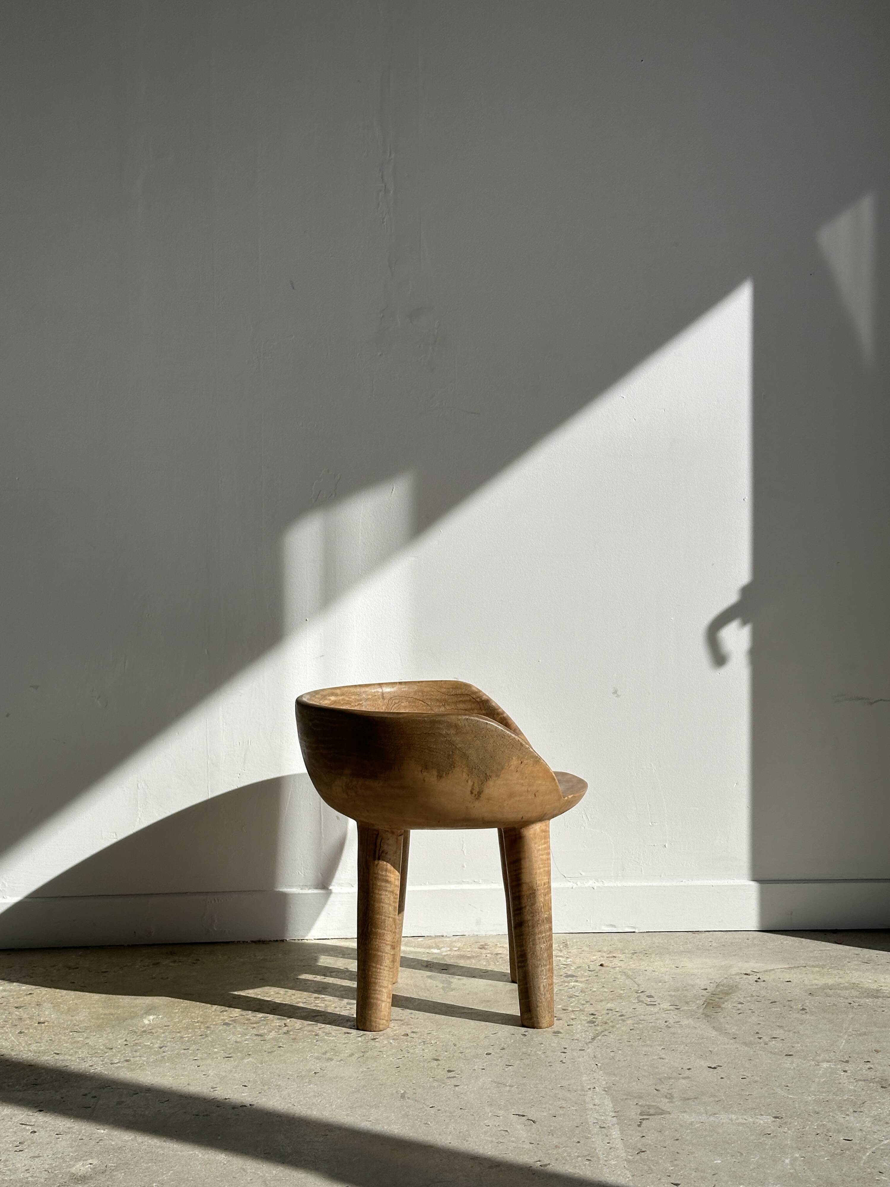Quadripod chair with round seat and small back in natural monoxyl mango wood