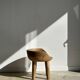 Chaise quadripode assise ronde à petit dossier en manguier naturel monoxyle