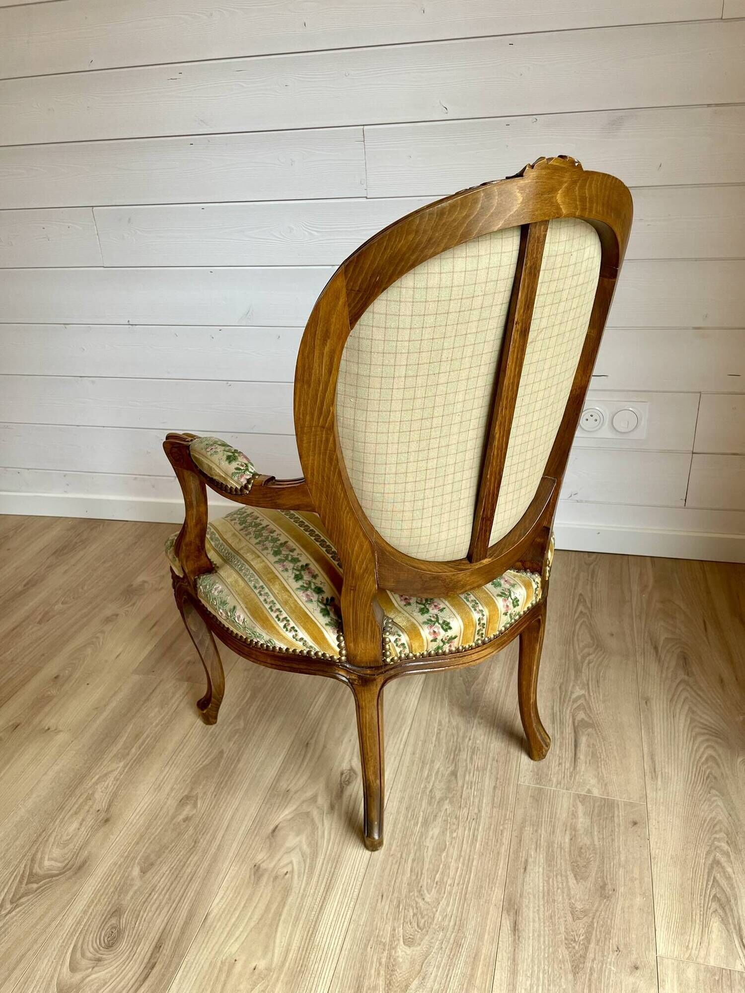 Vintage Louis XVI style medallion armchair – Carved wood and fabric