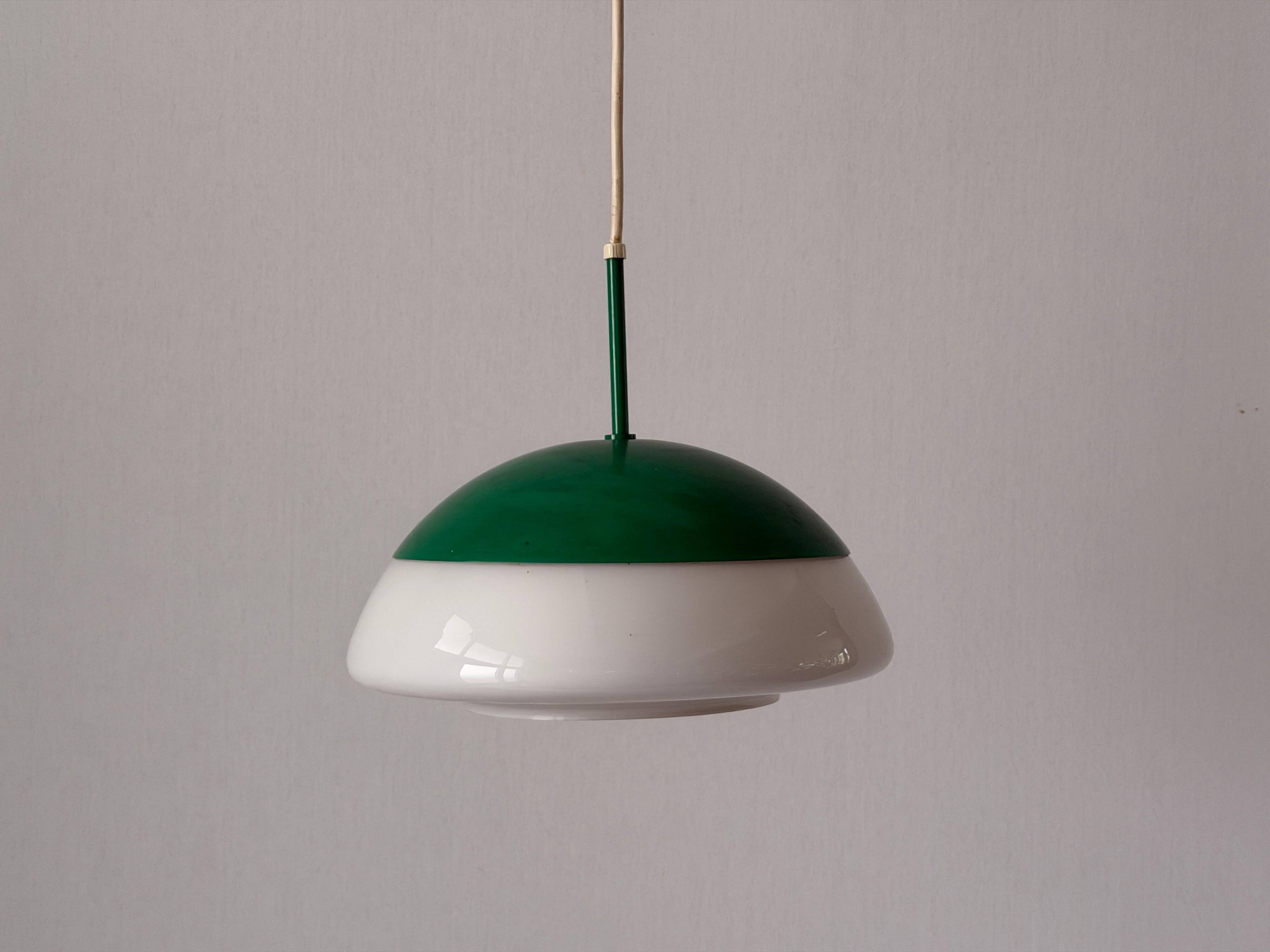 Suspension en métal vert et verre opale, années 1960, Germany