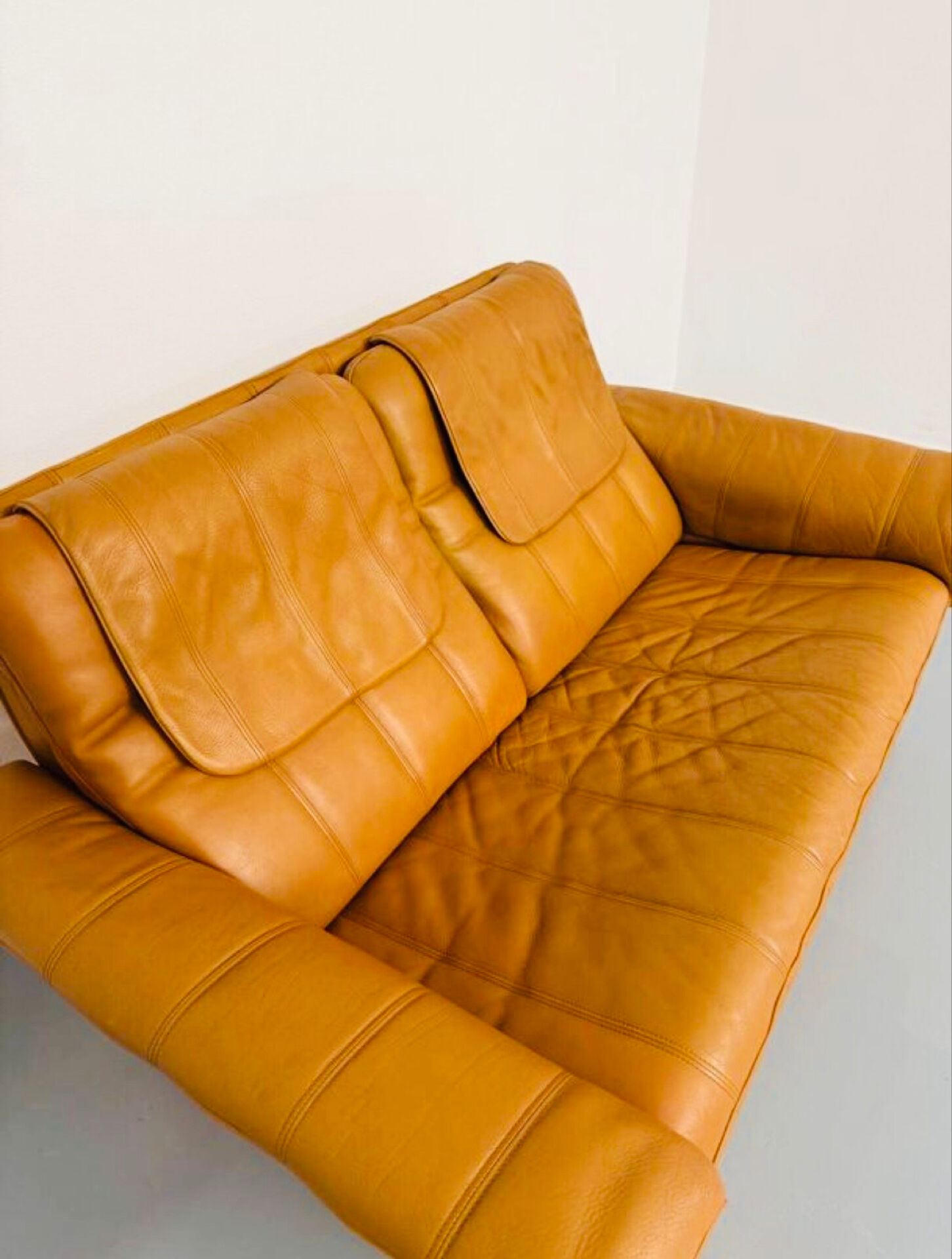 Vintage 70s thick cognac leather 2-seater sofa by De Sede.