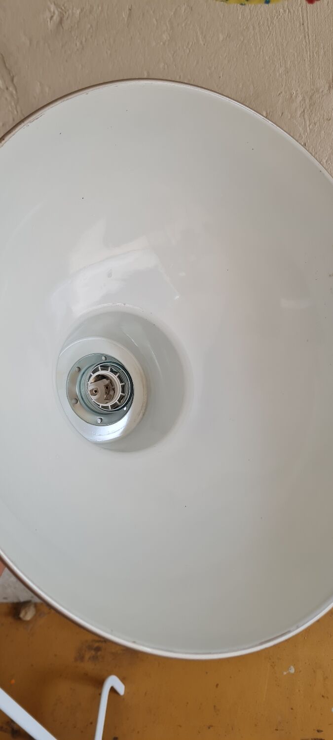 Enamelled sheet metal hanging lamp