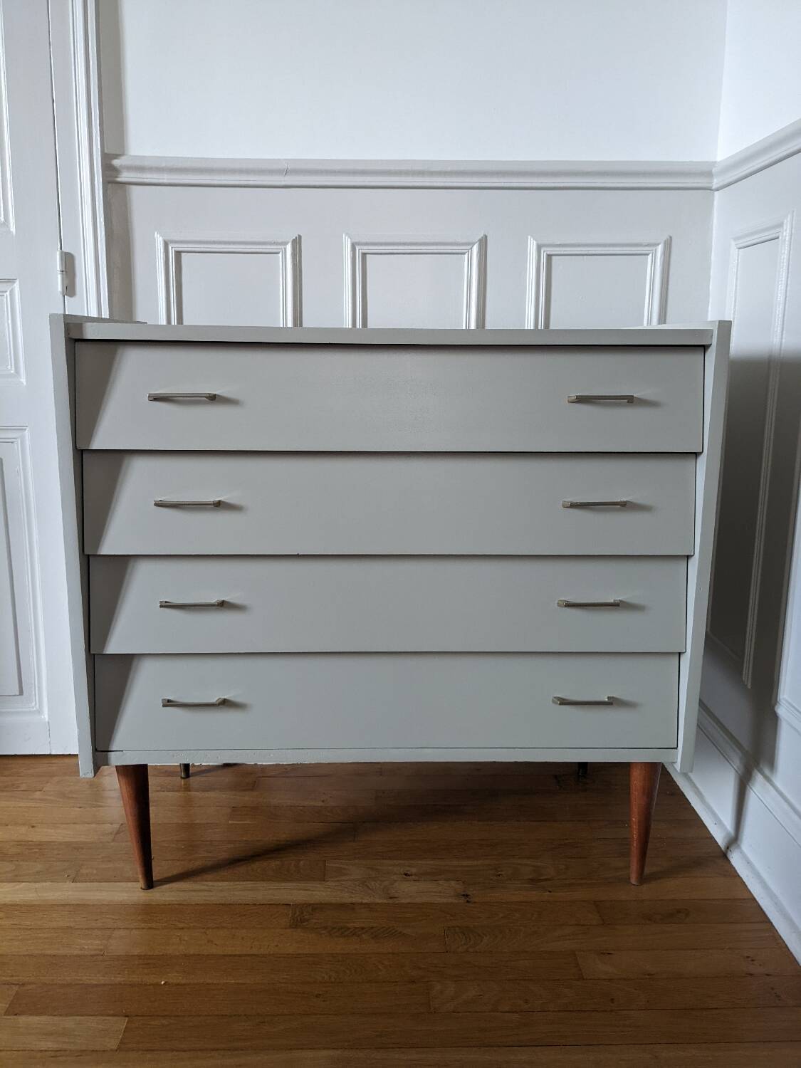 Vintage chest of drawers with spindle legs