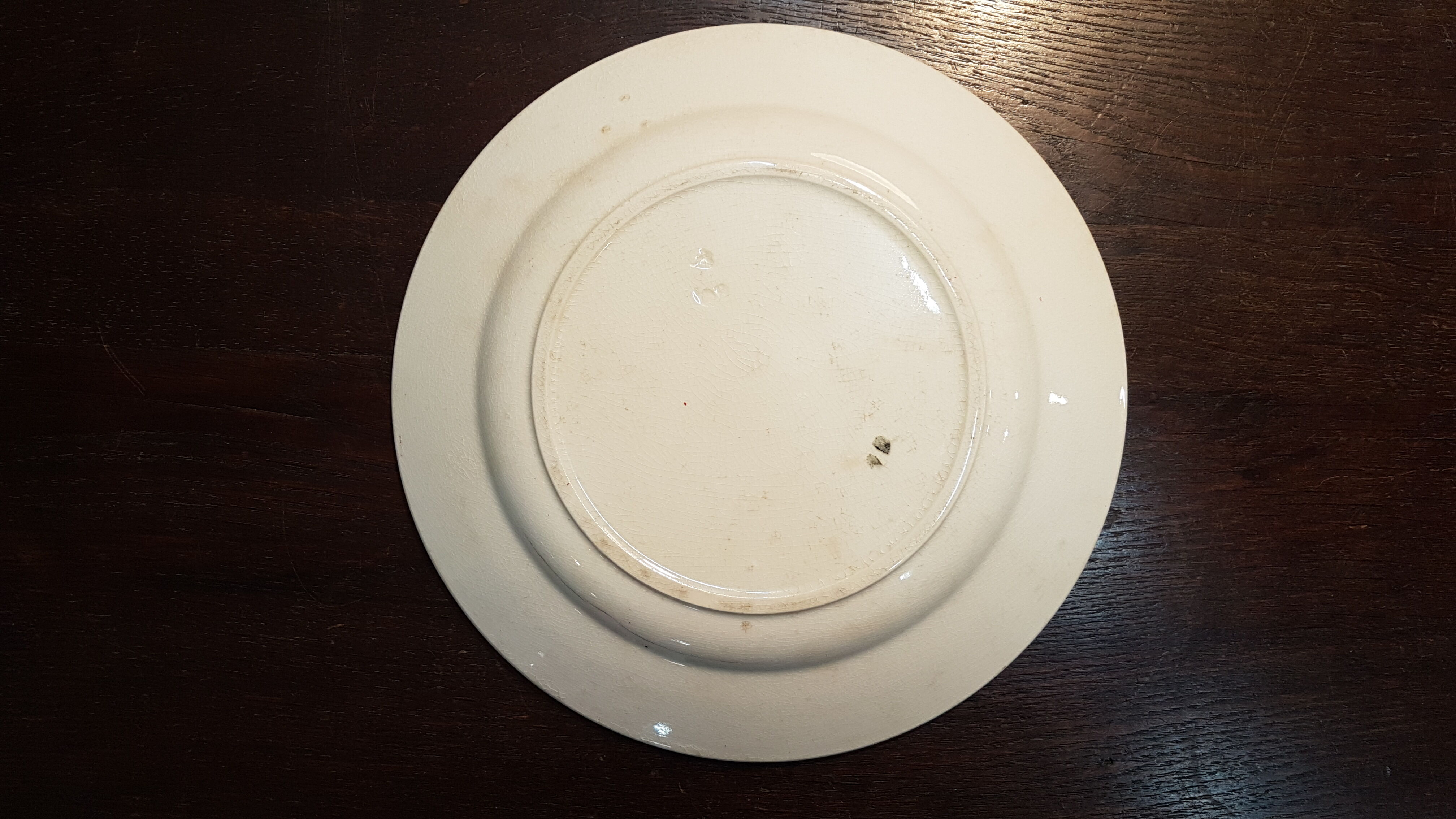 Assiette en faïence à décor de fleurs