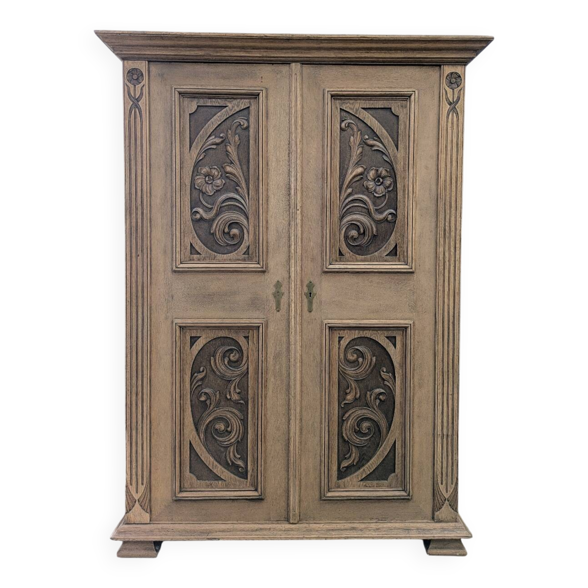 Armoire sculptée