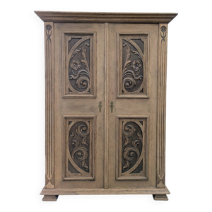 Armoire sculptée