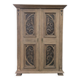 Armoire sculptée