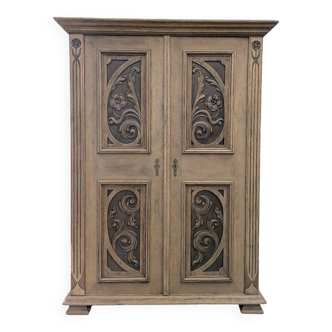 Armoire sculptée