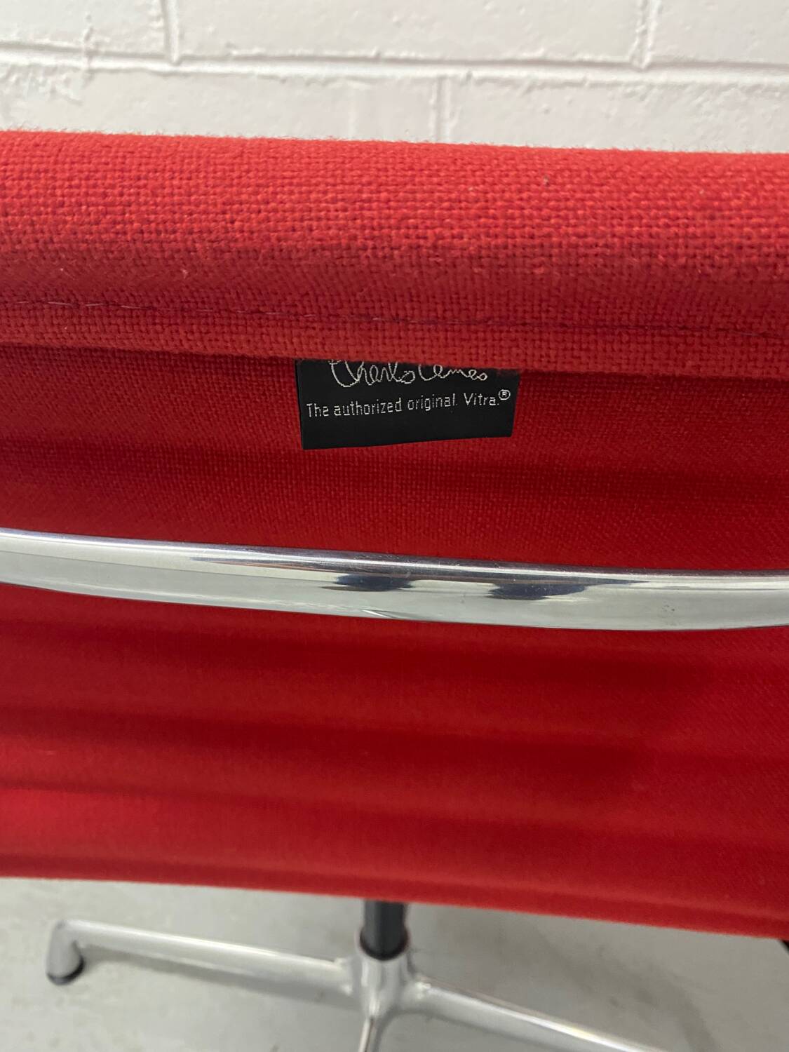 Eames aluminum office chair with swivel group Vitra