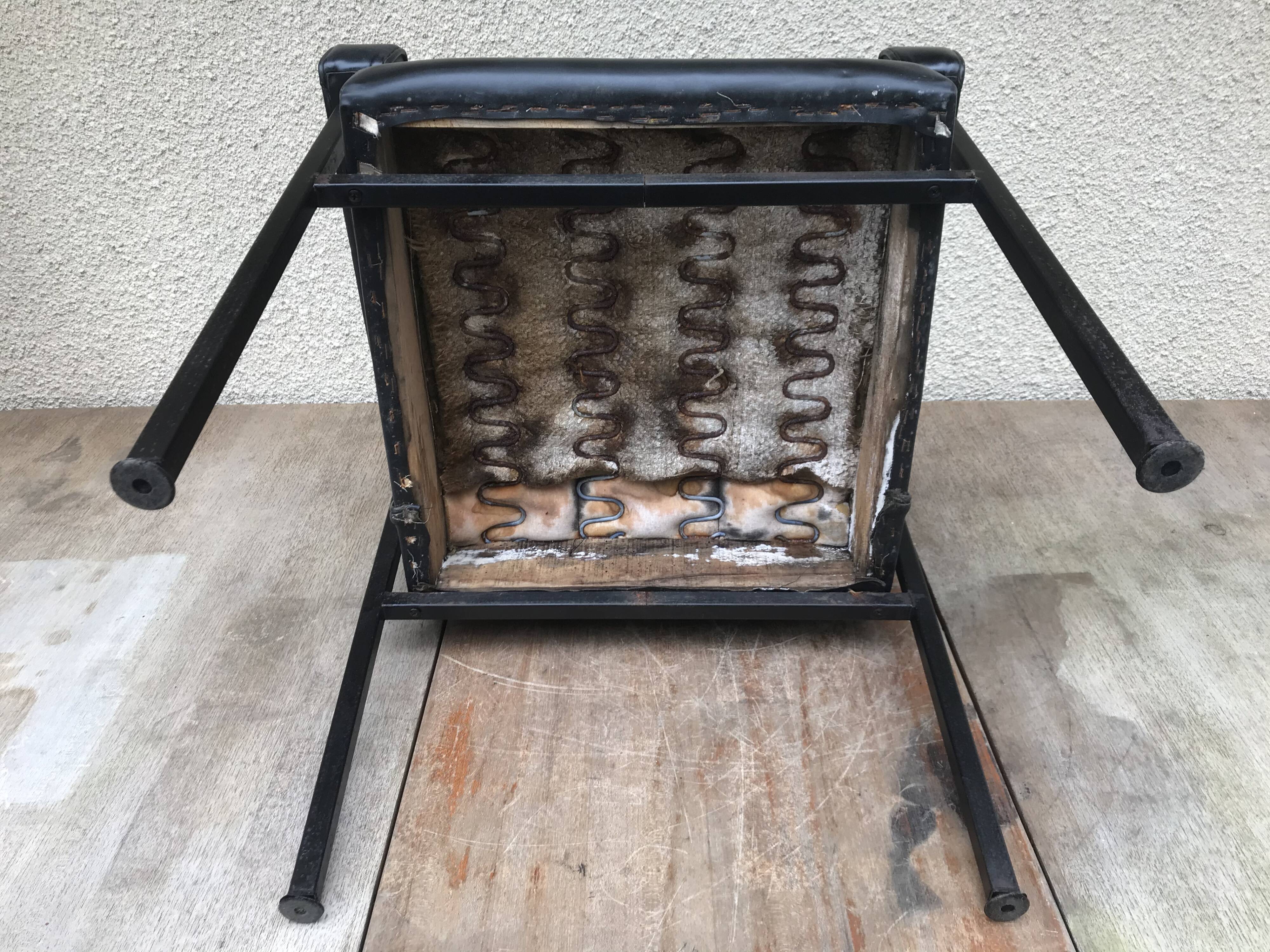 Ancien fauteuil structure métal noir et skaï noir