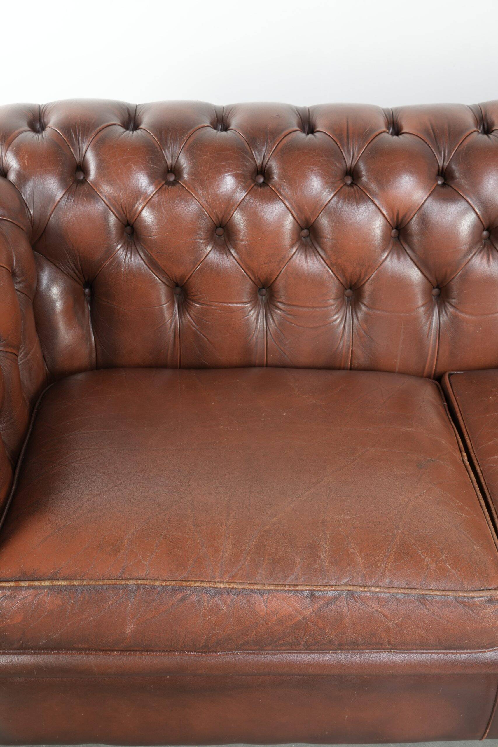 Canapé chesterfield 2,5 places en cuir de vachette vintage au look robuste