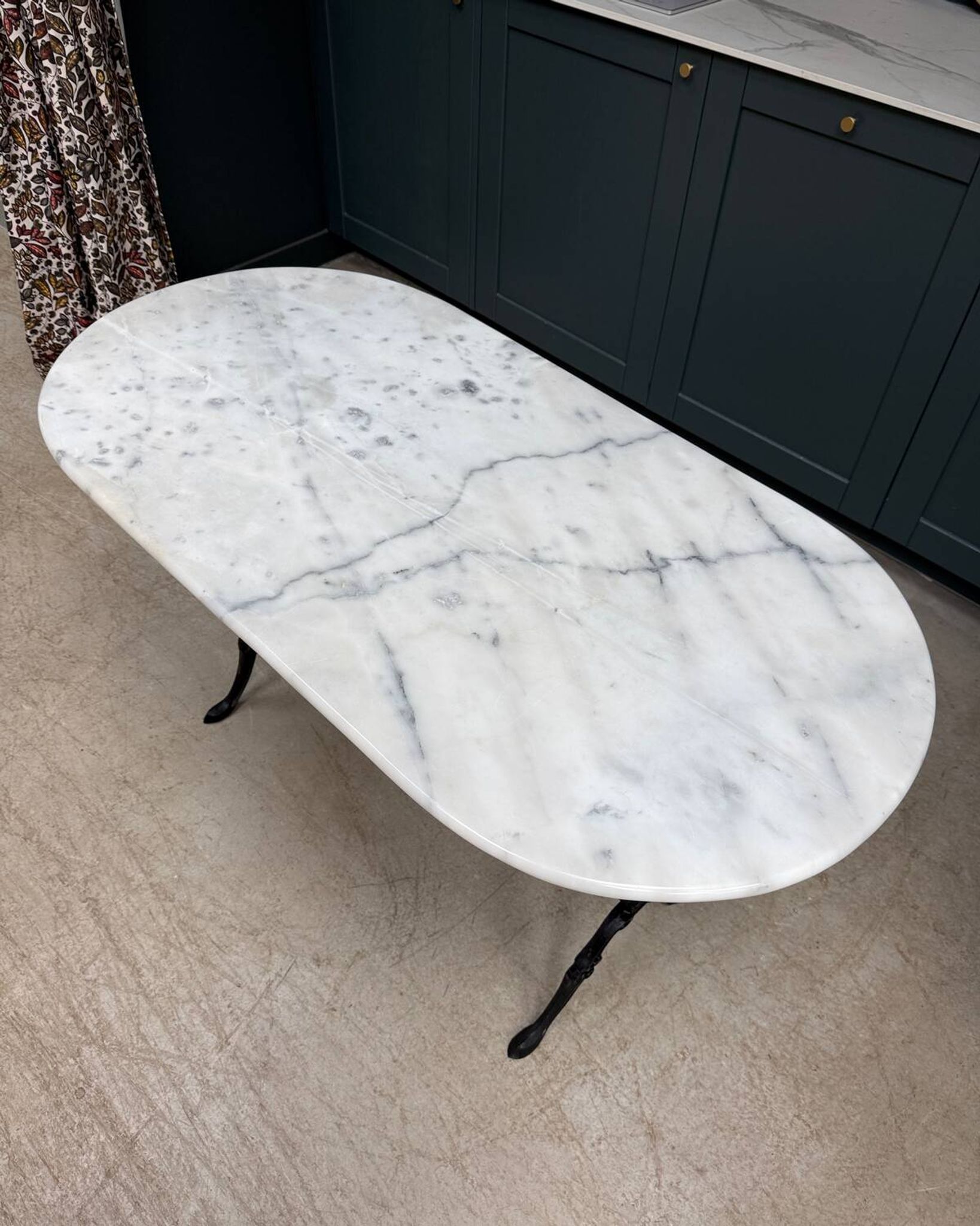 Bistro table in cast iron and marble