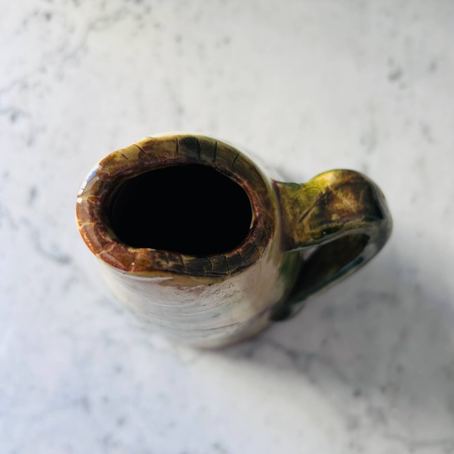 Pitcher signed by Puigdemont