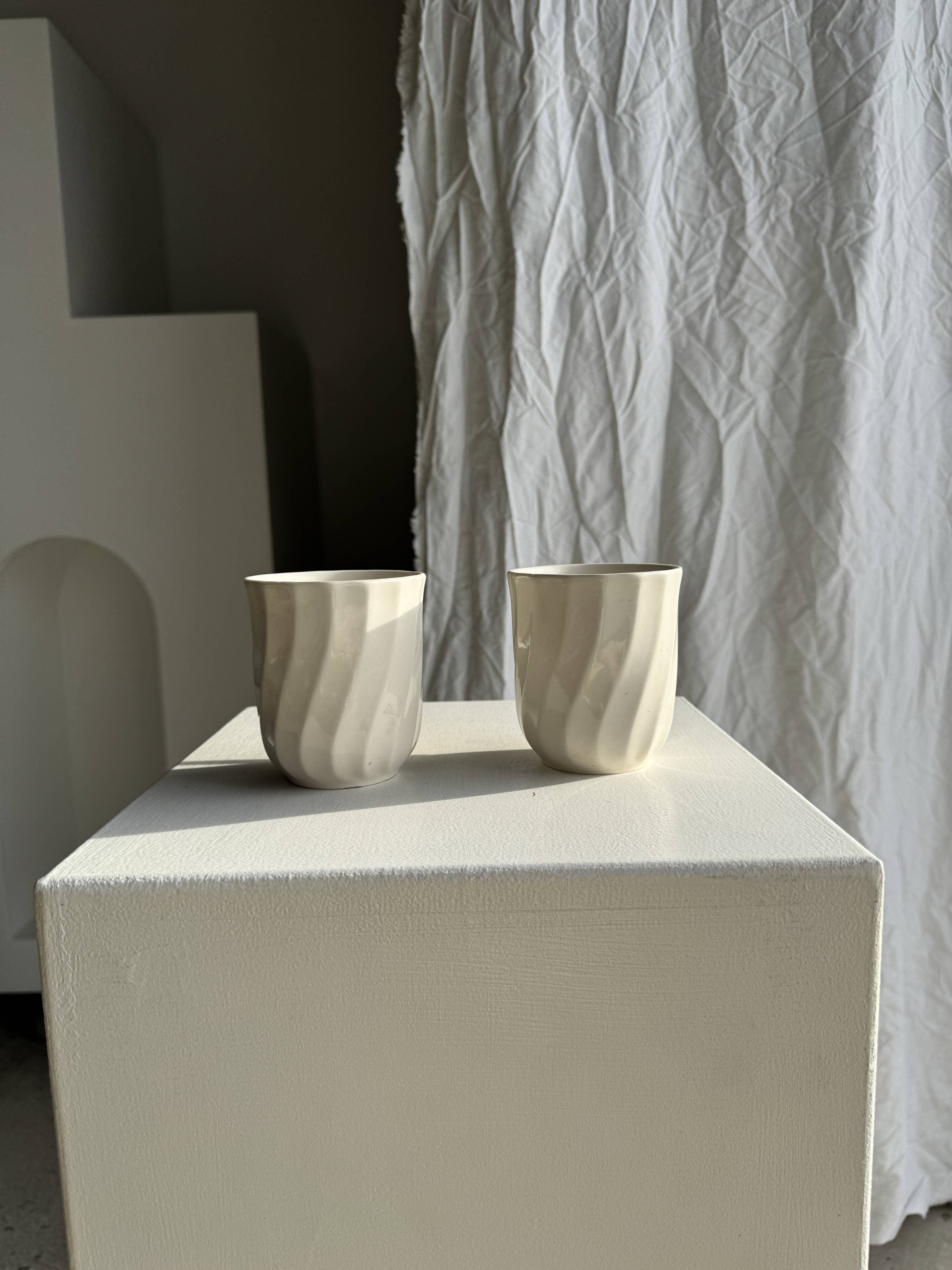 Pair of mugs in English porcelain H10