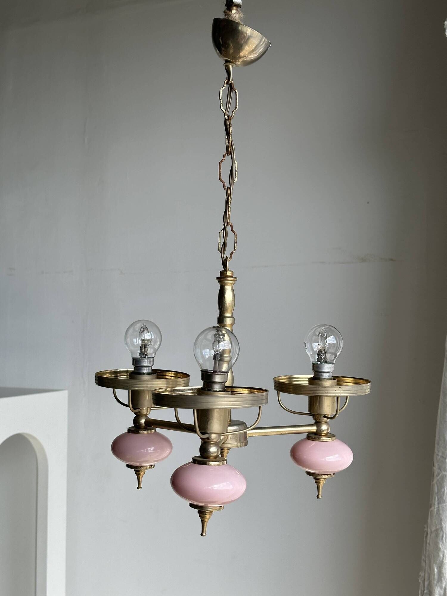 Petit lustre rose et doré à 3 bras de lumières