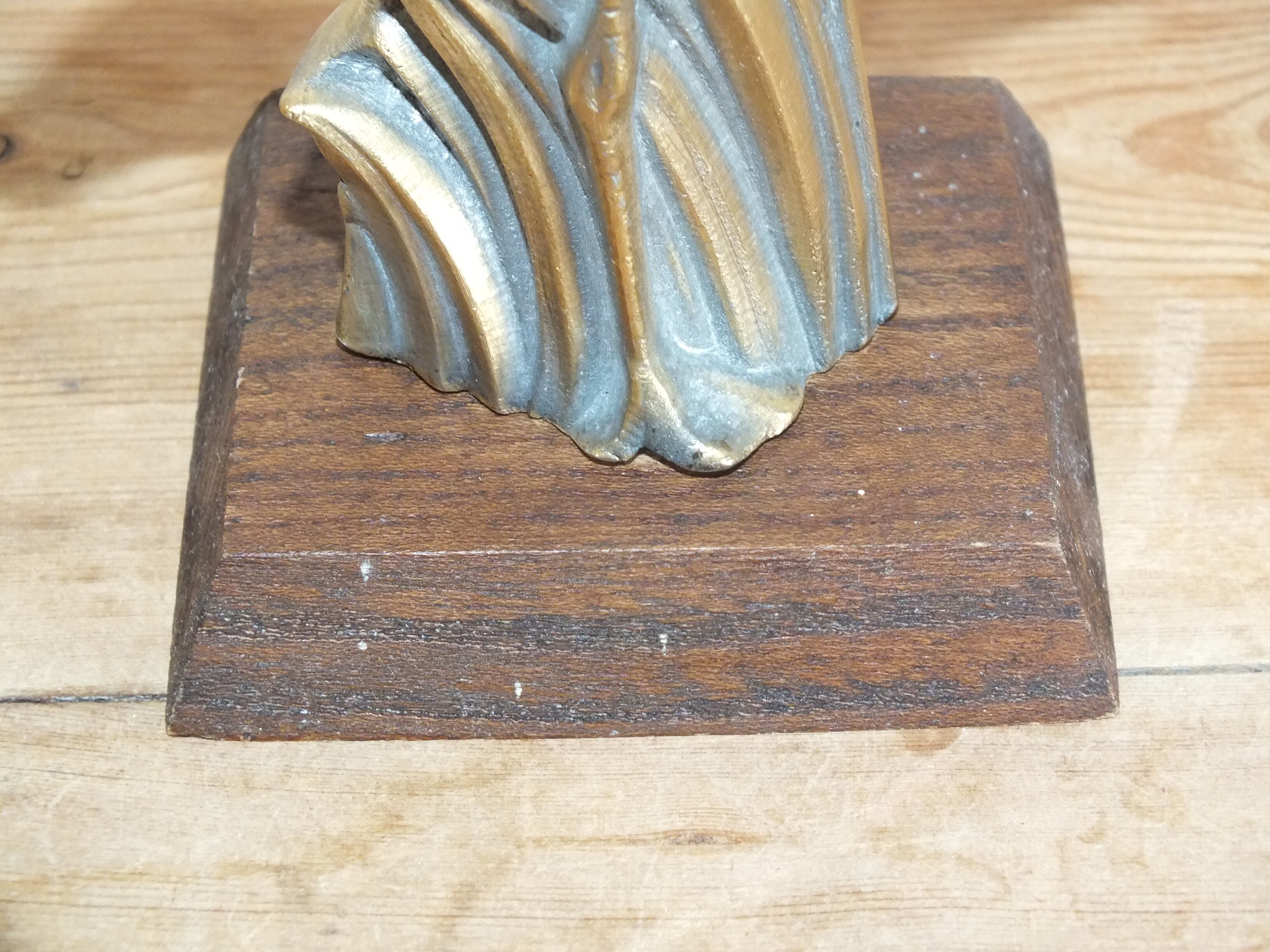 Pink flamingo in bronze