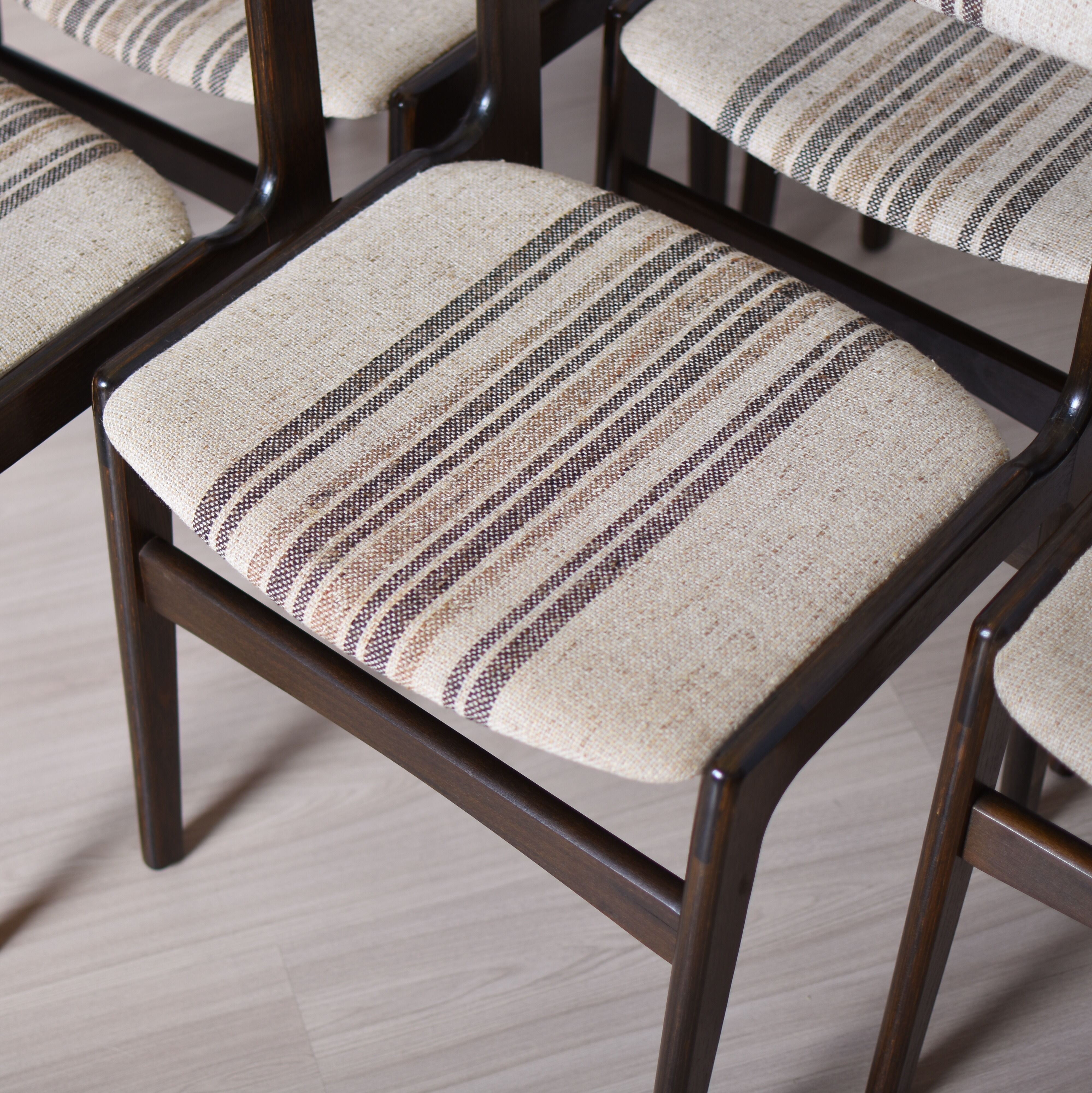 Komplet sześciu krzeseł proj. E Buch, Dania, 60s