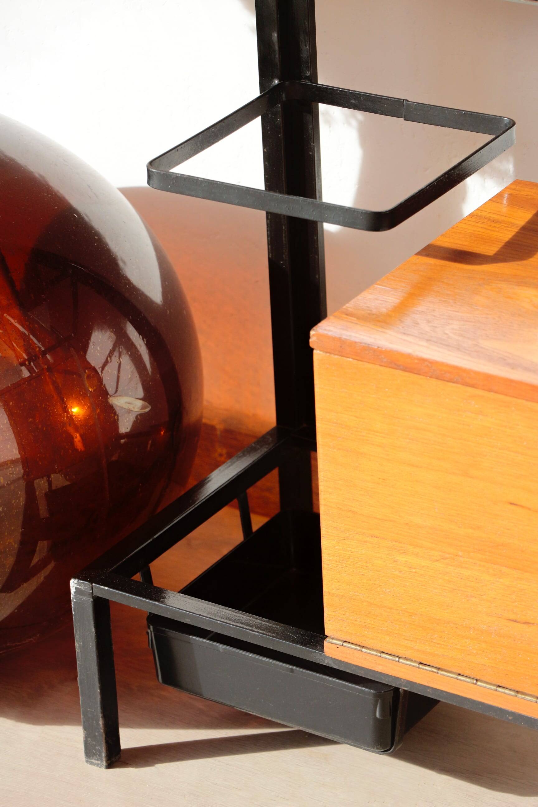 Vestiaire d’entrée vintage – Meuble à patères, miroir et rangements