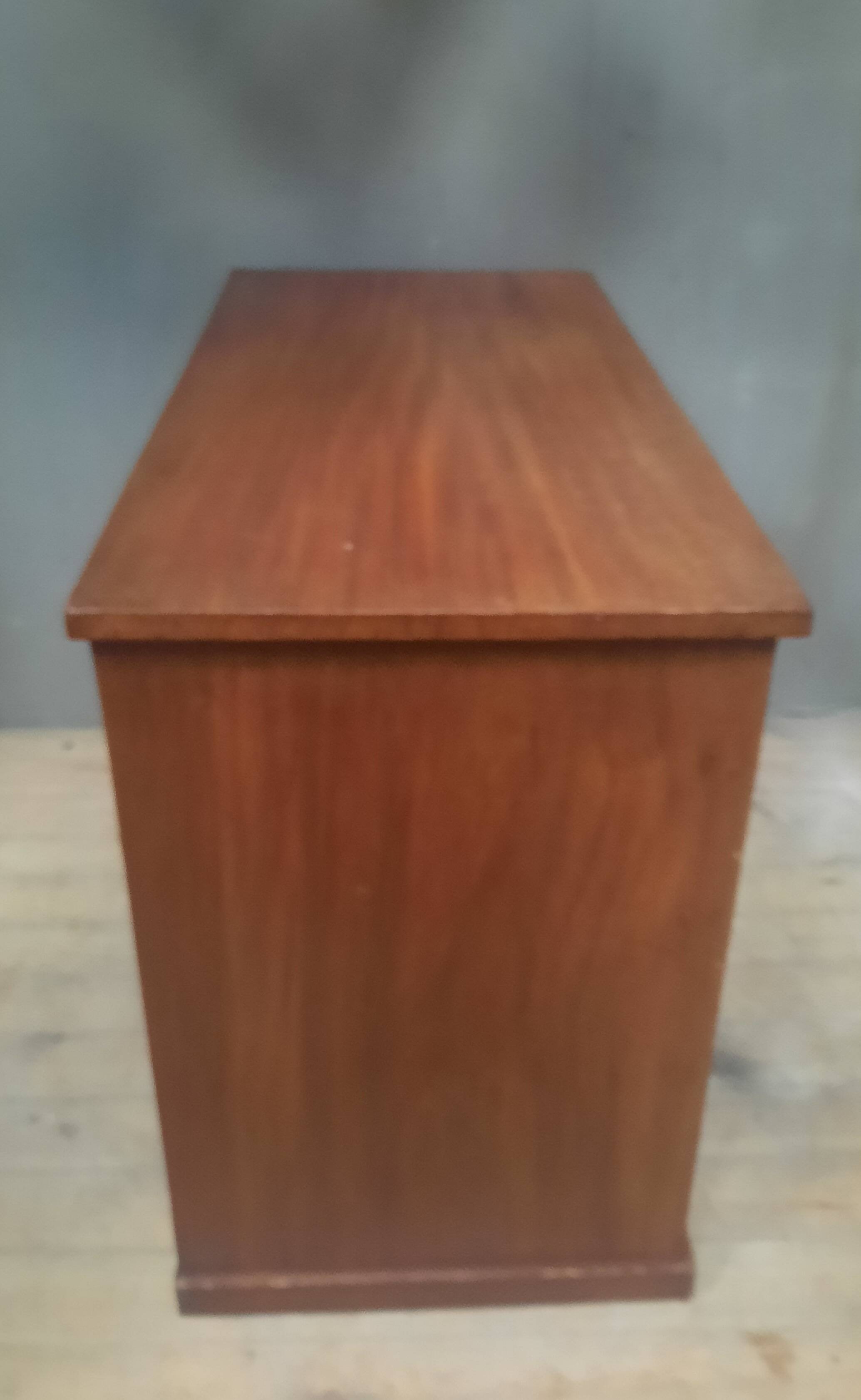 Nineteenth-century chest of drawers in mahogany.