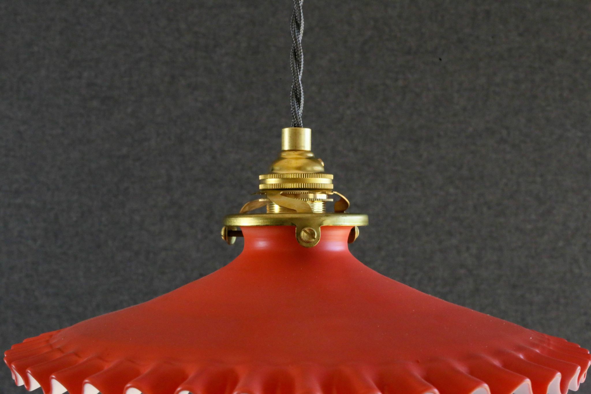 Suspension en verre ancien peint rouge  et blanc. douille et cable neuf